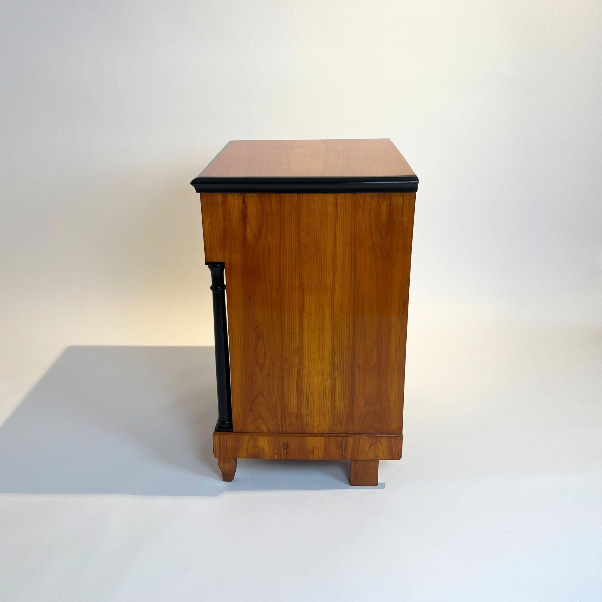 Small Biedermeier Chest of Drawers, Cherry wood, South Germany circa 1830. For Sale 2