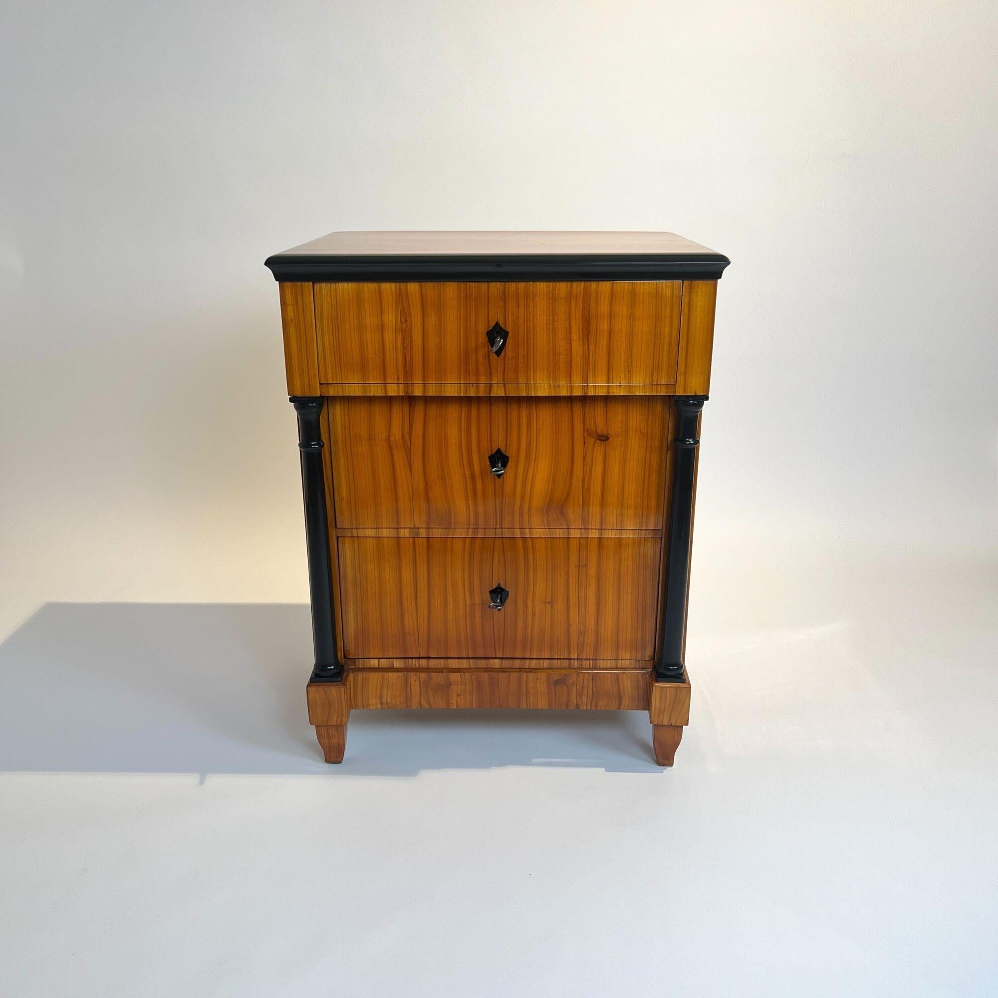 Small Biedermeier Chest of Drawers, Cherry wood, South Germany circa 1830. For Sale 3