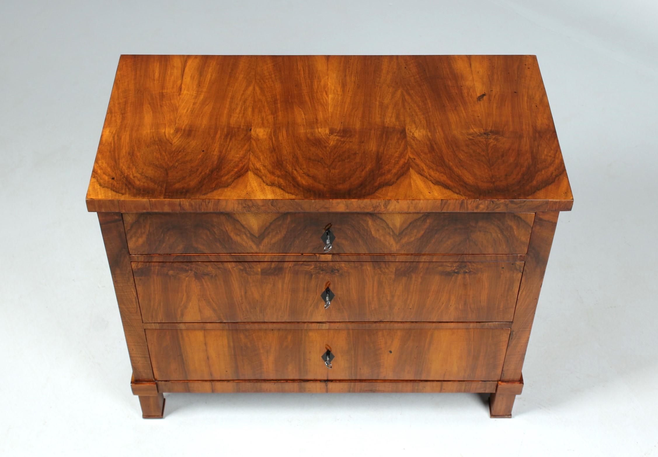 Small Biedermeier chest of drawers with exquisitely beautiful grain

South-West Germany (Baden)
Walnut
Biedermeier around 1825

Dimensions: H x W x D: 76 x 93 x 47 cm

Description:
Classic and austere Biedermeier chest of drawers with a fantastic