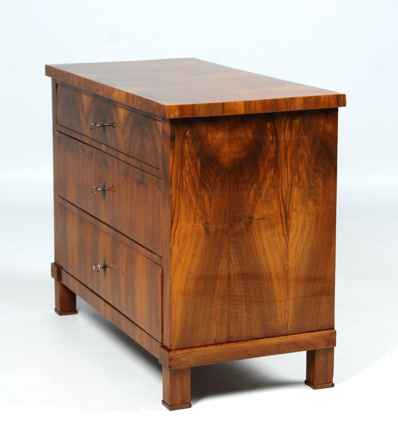 Small Biedermeier Chest Of Drawers, Walnut, Germany, circa 1825 In Good Condition In Greven, DE