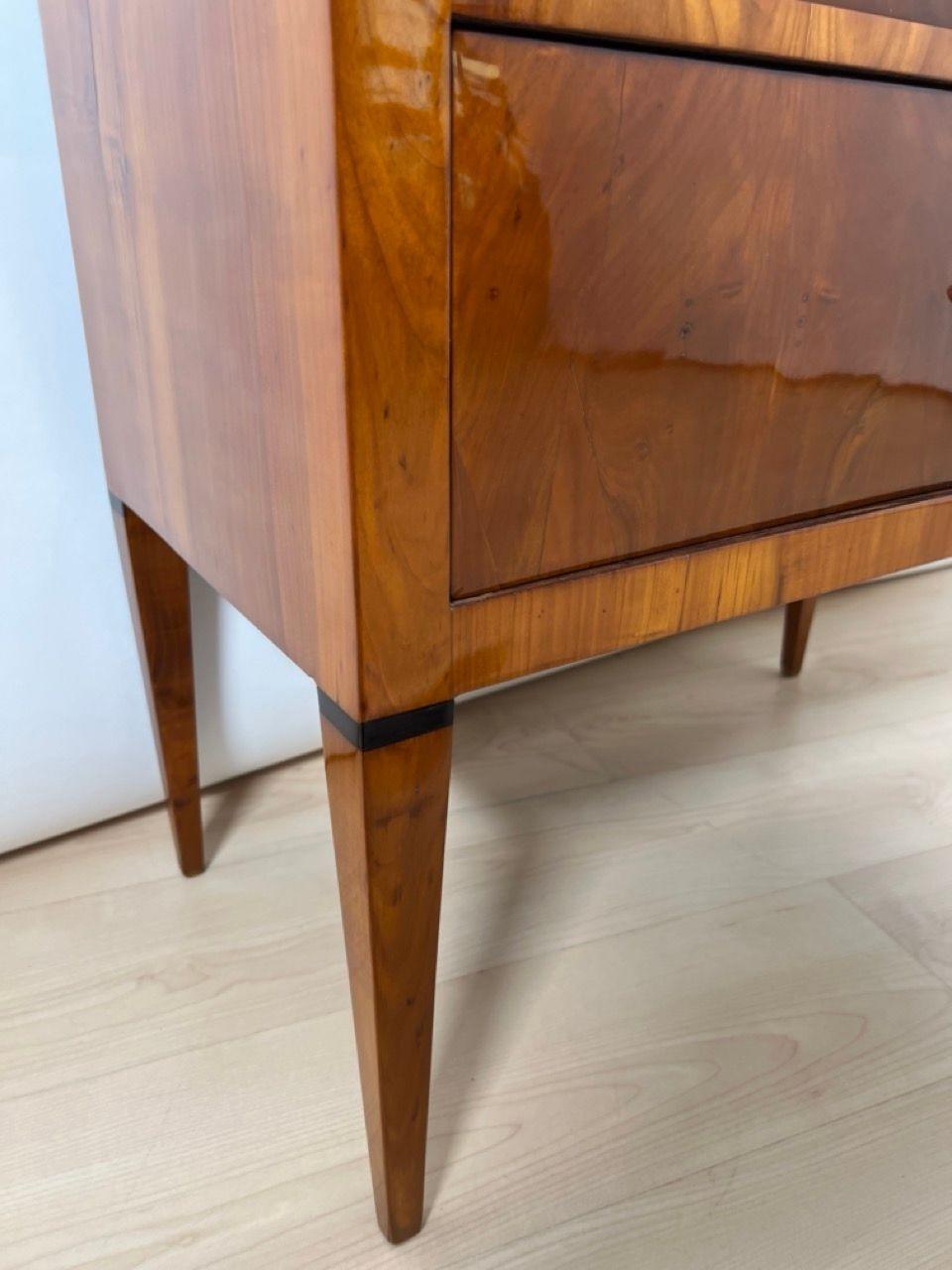Petite commode Biedermeier à deux tiroirs, Wood Wood, Allemagne du Sud vers 1820 en vente 4