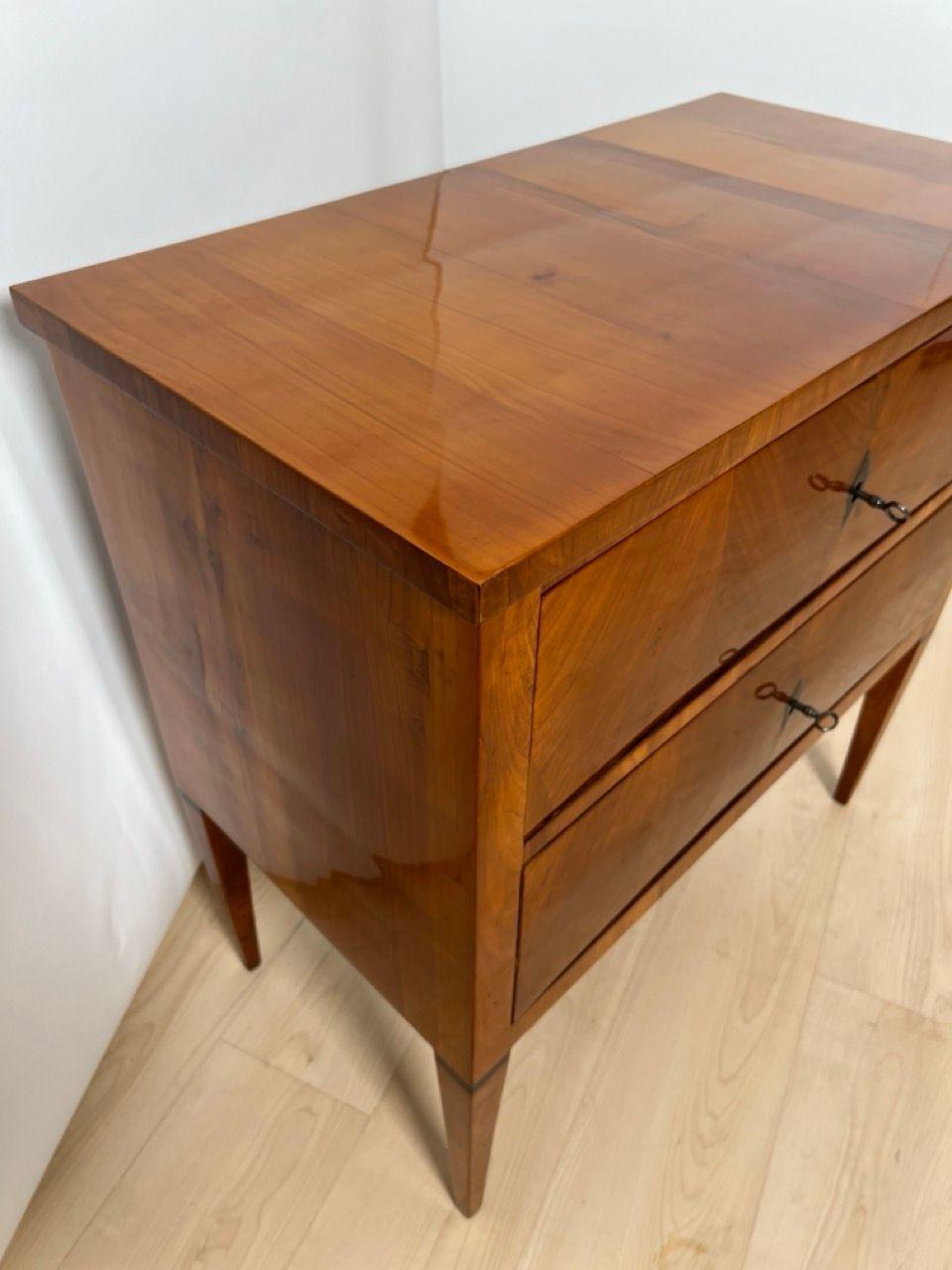 Petite commode Biedermeier à deux tiroirs, Wood Wood, Allemagne du Sud vers 1820 en vente 9