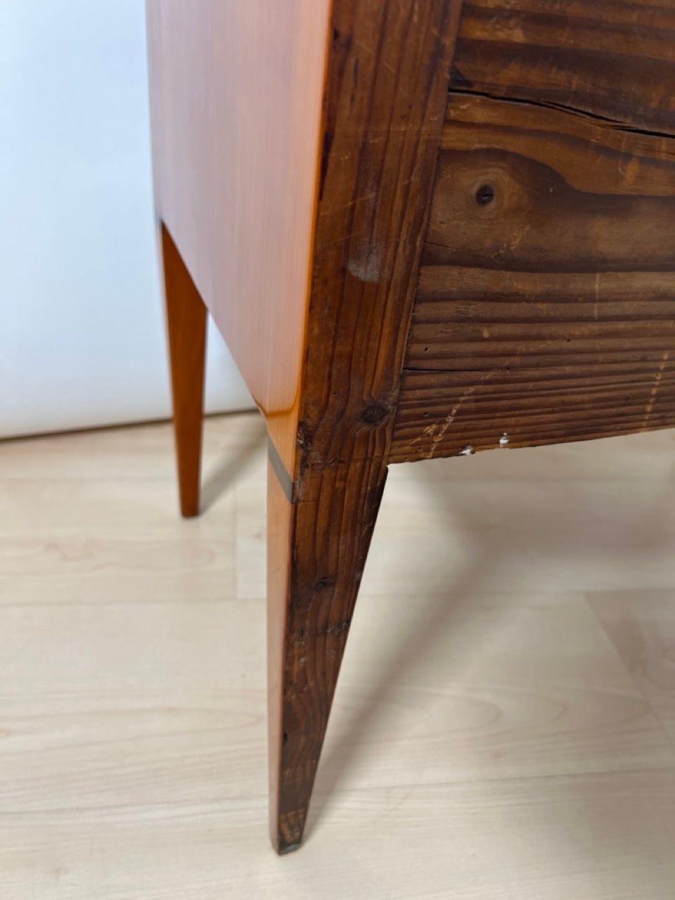 Petite commode Biedermeier à deux tiroirs, Wood Wood, Allemagne du Sud vers 1820 en vente 13
