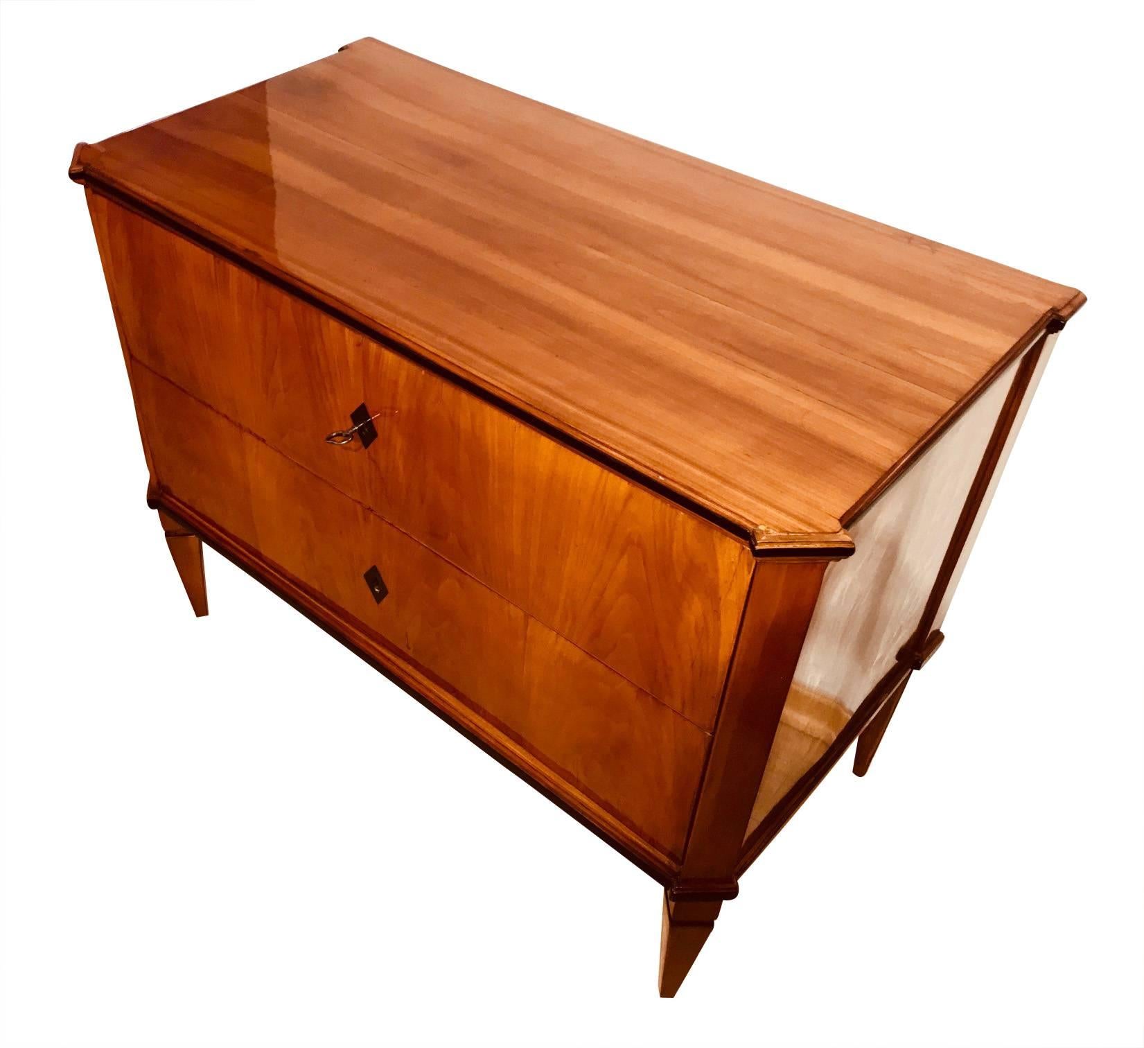 Small Biedermeier Commode, Cherry Veneer, South Germany, circa 1820 im Zustand „Gut“ in Regensburg, DE