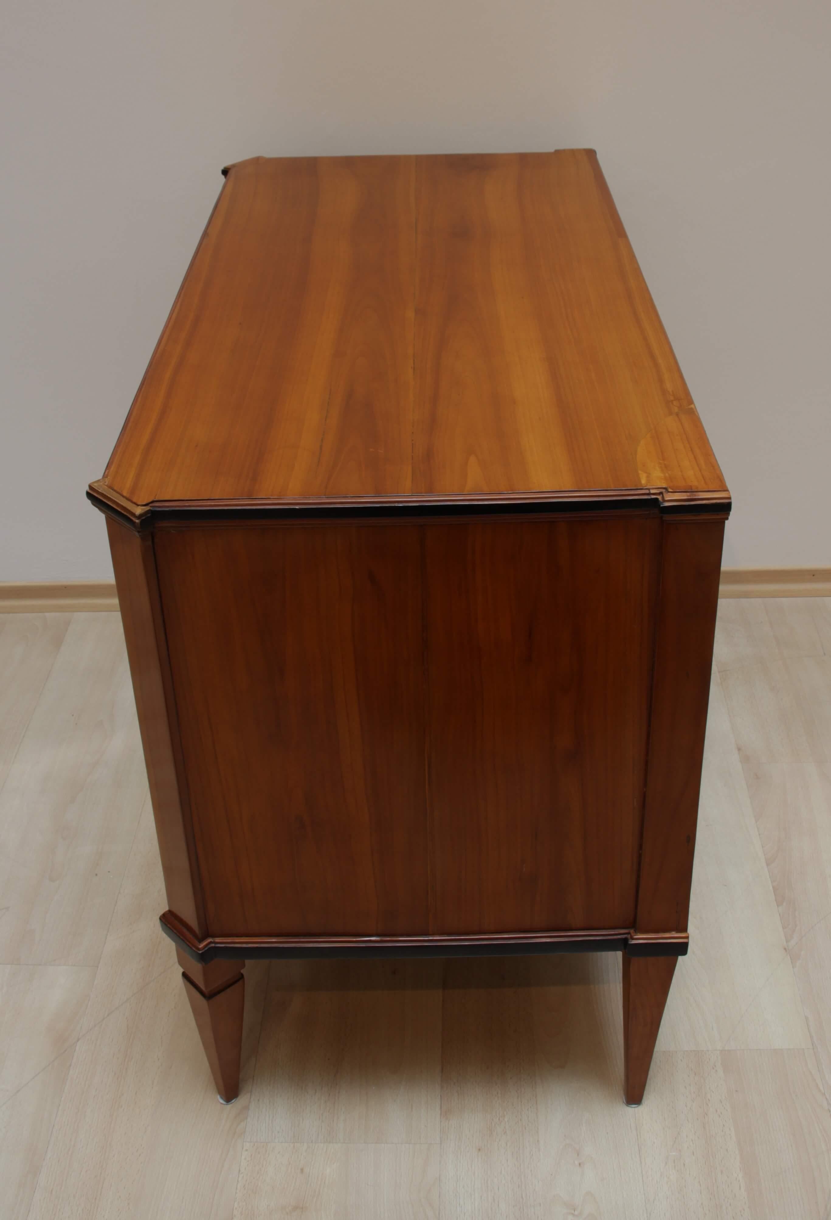 Small Biedermeier Commode, Cherry Veneer, South Germany, circa 1820 2