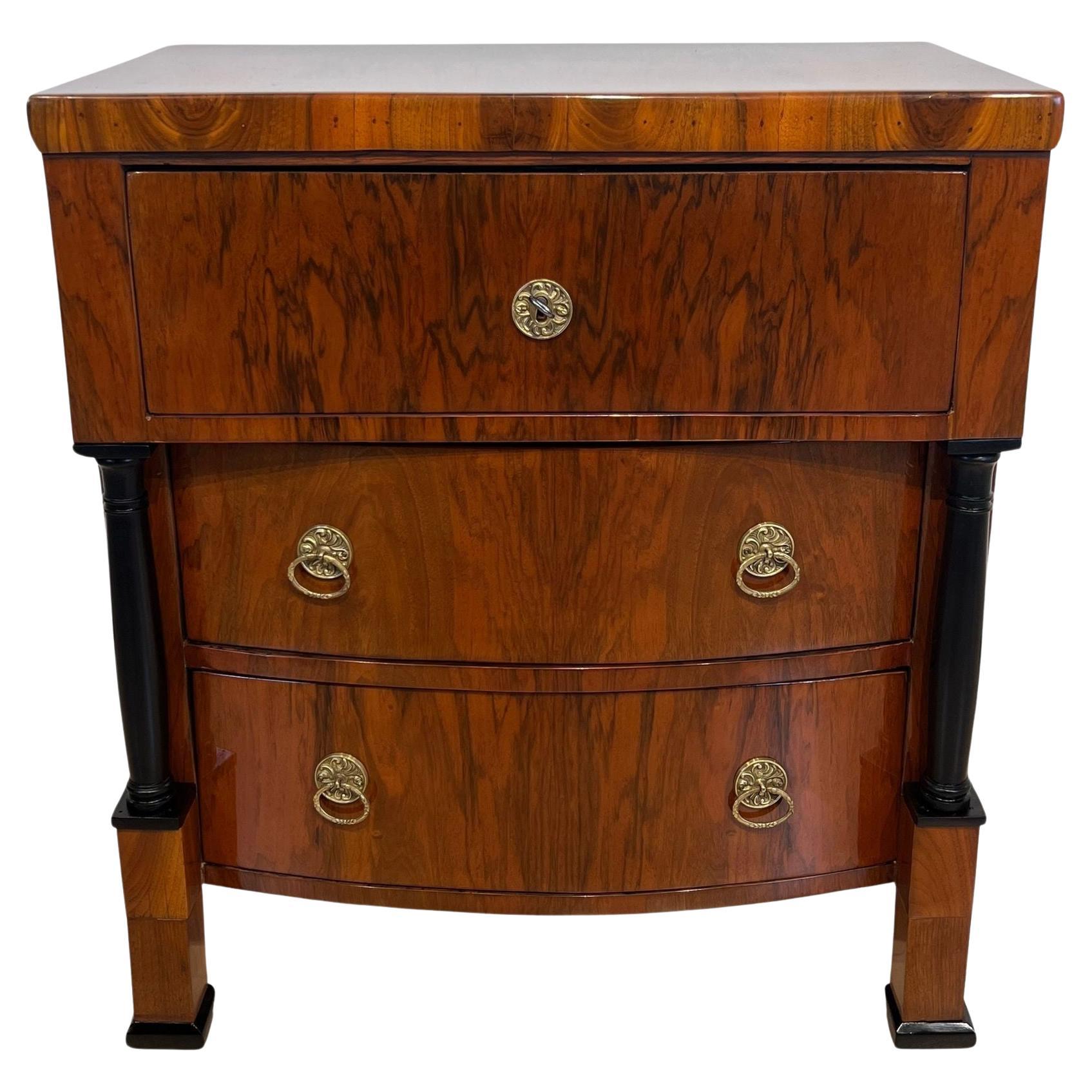 Commode Biedermeier, noyer, laiton, colonnes pleines, Autriche/Vienne vers 1830 en vente