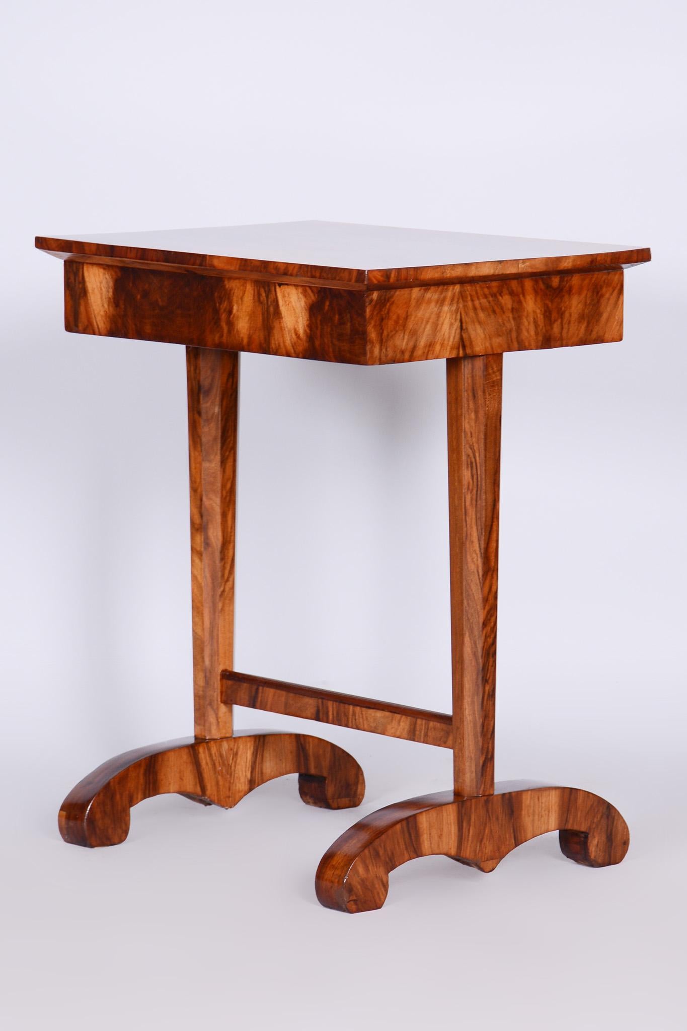 Small Biedermeier Side Table, Restored, Walnut, Austria, 1820s For Sale 5