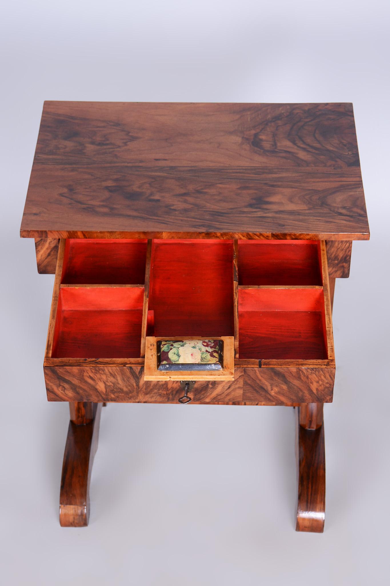 Small Biedermeier Side Table, Restored, Walnut, Austria, 1820s For Sale 7
