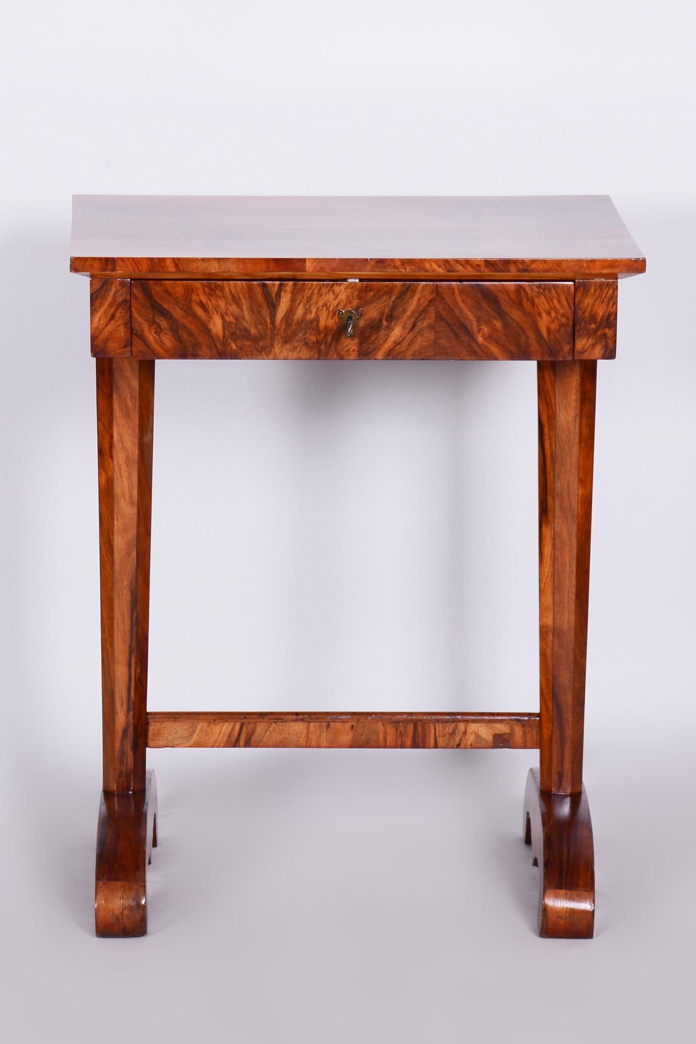 Small biedermeier side table. Restored.

Source: Austria
Period: 1820-1829
Material: Walnut

Revived original polish.