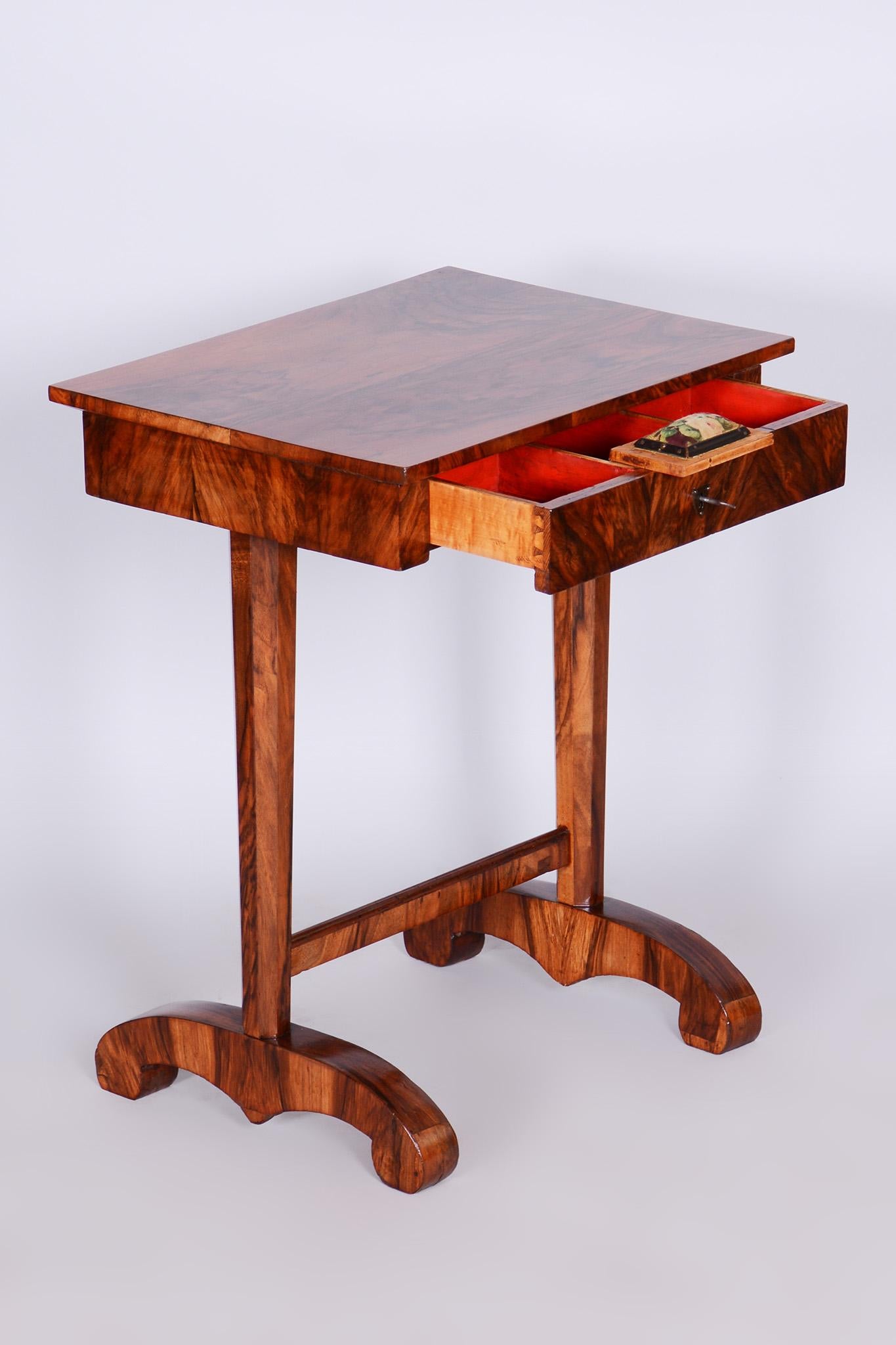 Small Biedermeier Side Table, Restored, Walnut, Austria, 1820s For Sale 2