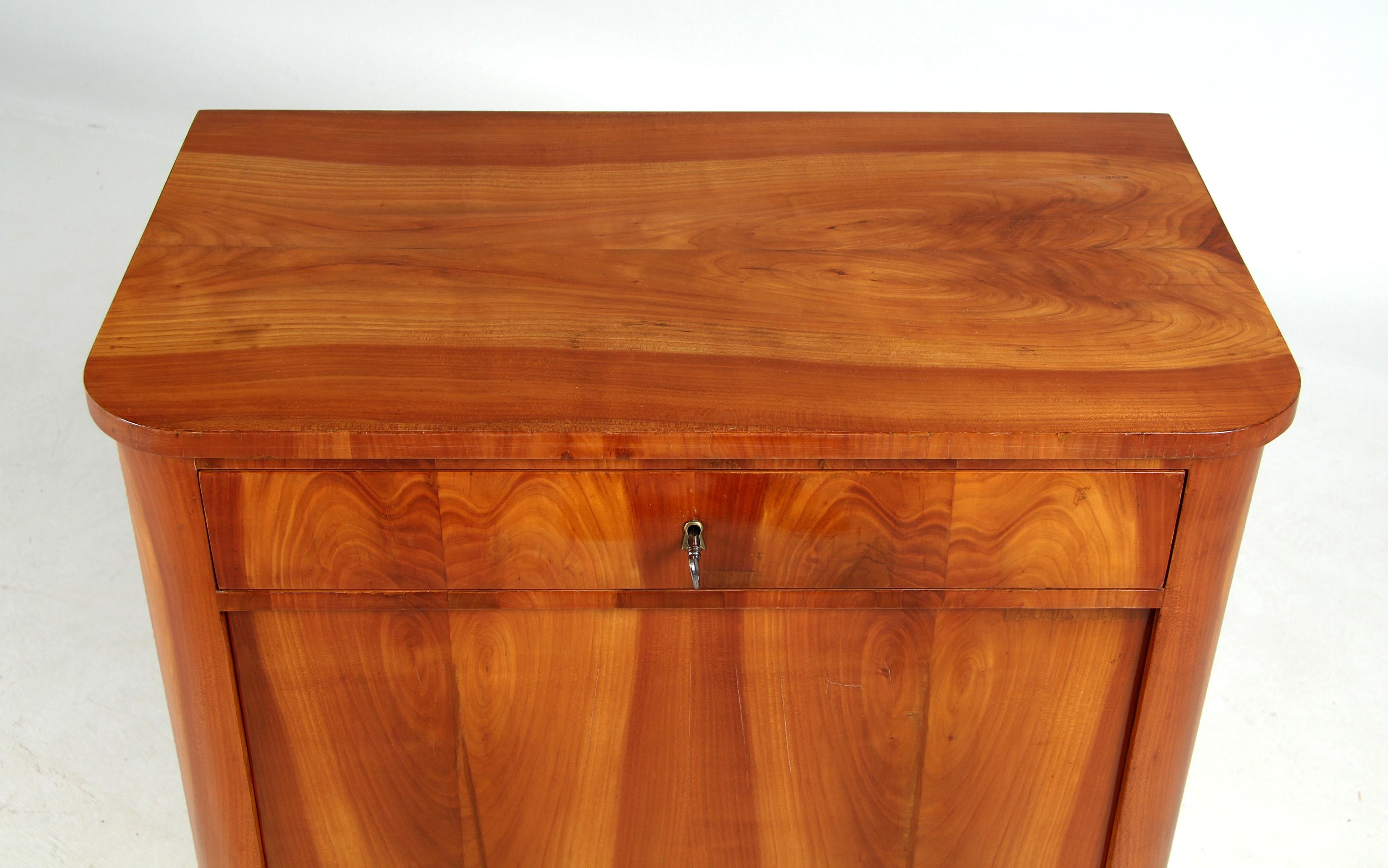 Kleines Biedermeier Sideboard, Süddeutschland, um 1835 im Zustand „Gut“ im Angebot in Greven, DE