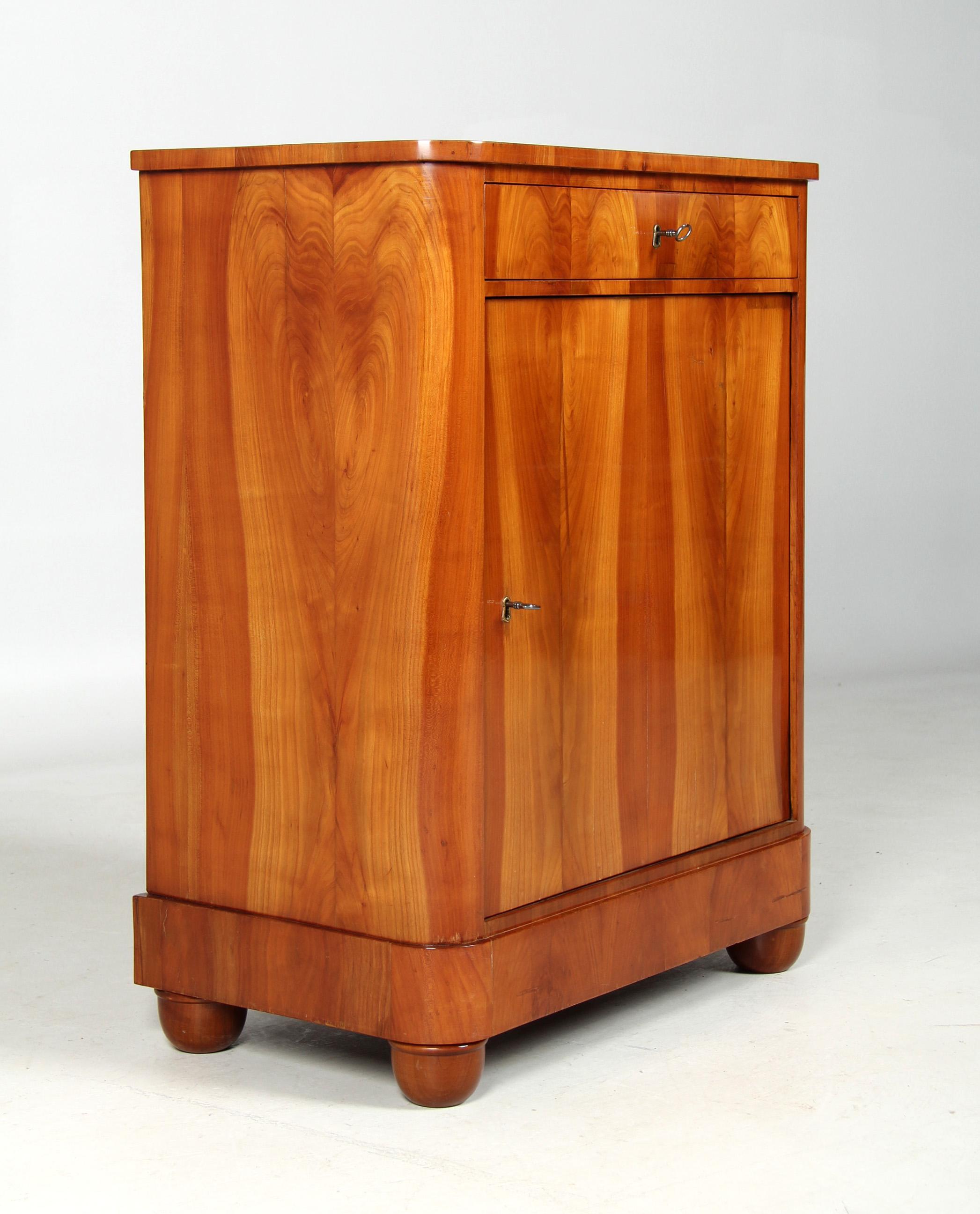 Kleines Biedermeier Sideboard, Süddeutschland, um 1835 (Mittleres 19. Jahrhundert) im Angebot