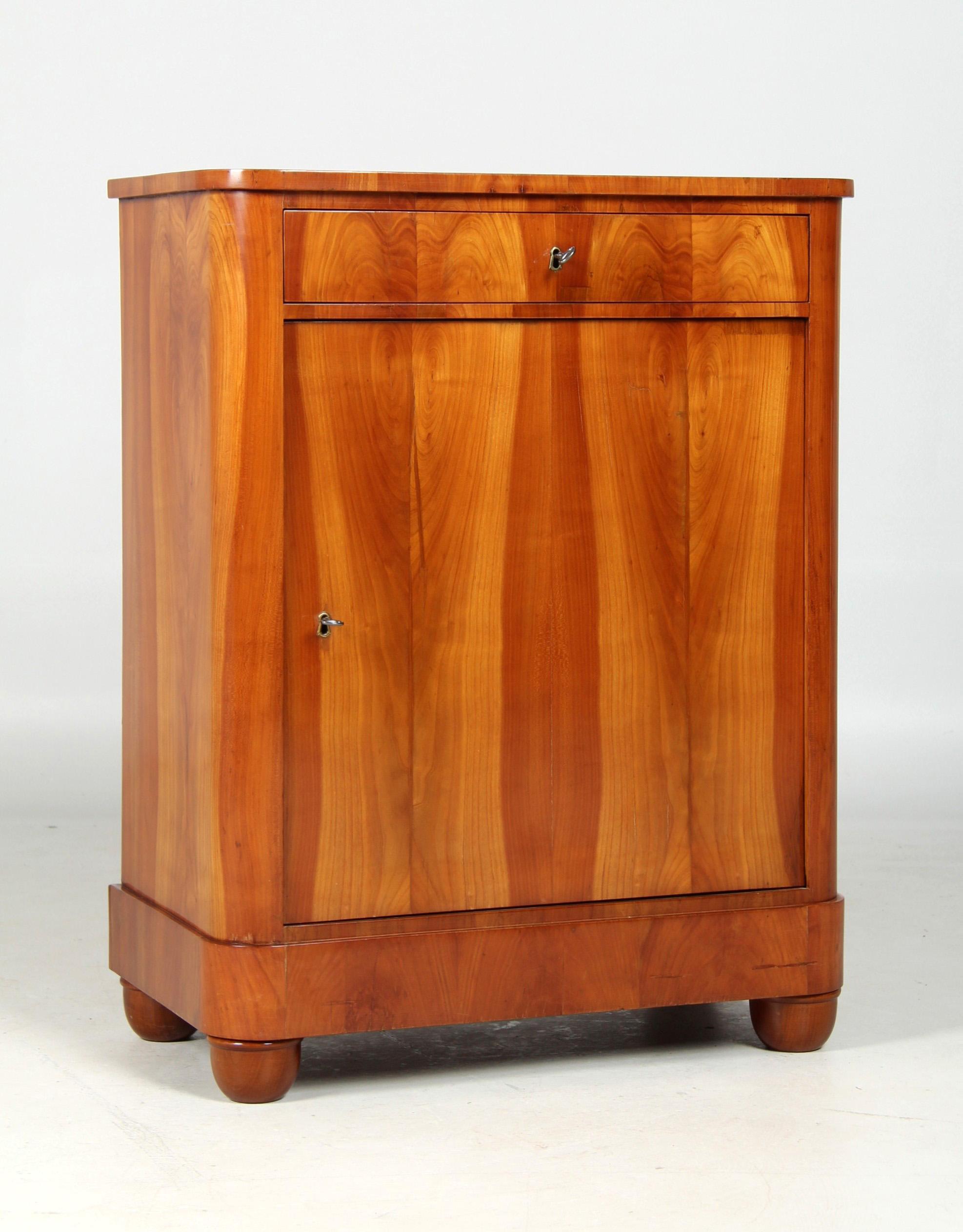 Kleines Biedermeier Sideboard, Süddeutschland, um 1835 (Kirsche) im Angebot