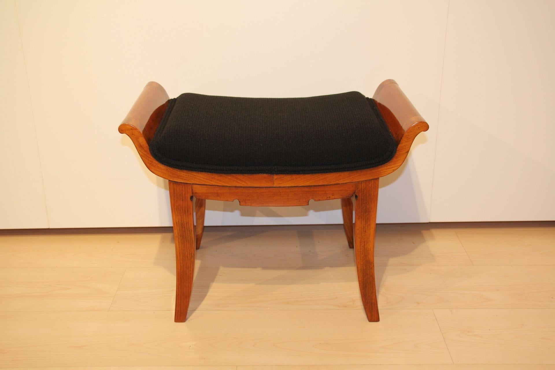 Small Biedermeier stool from Vienna, Austria circa 1850.
Beech solid wood, shellac hand polished. Newly upholstered with black textured fabric.
Dimensions: H 44 cm x W 58,5 cm x D 34 cm x Seat-H 41 cm.