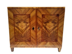 Pequeño medio armario de nogal estilo Biedermeier, hacia 1920