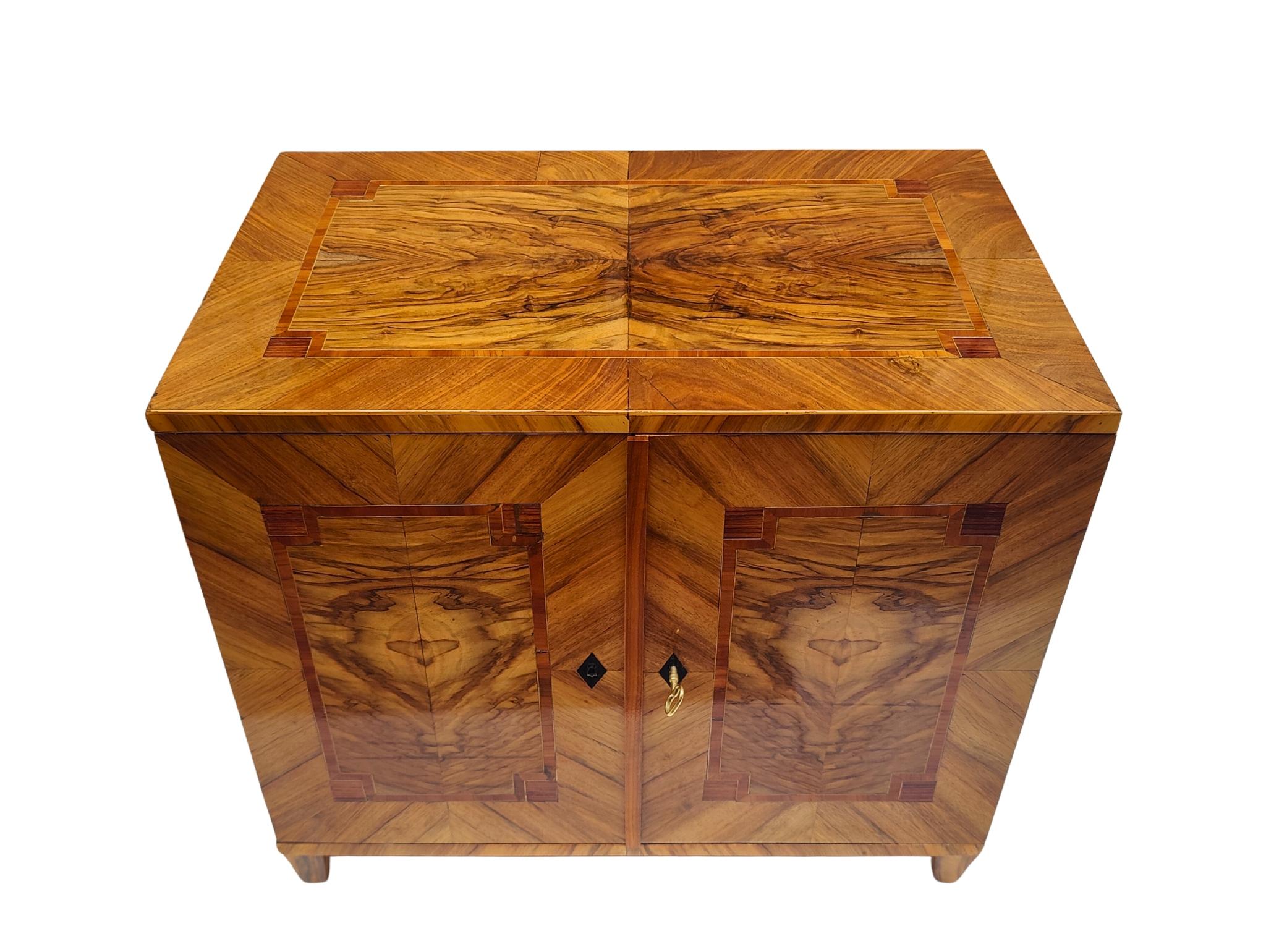 Kleiner Halbschrank aus Nussbaum im Biedermeier-Stil, um 1920 (Deutsch) im Angebot