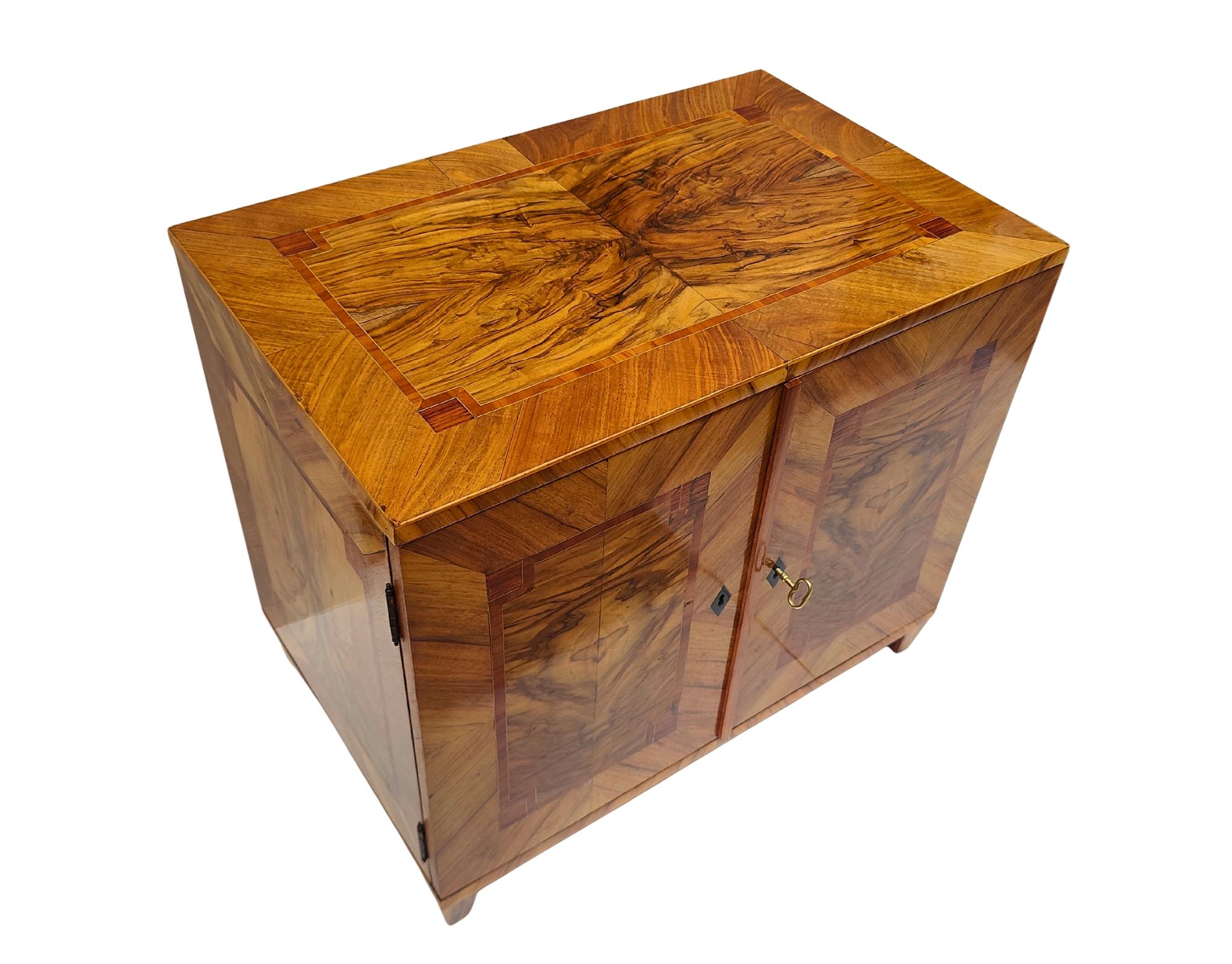 Kleiner Halbschrank aus Nussbaum im Biedermeier-Stil, um 1920 (Poliert) im Angebot