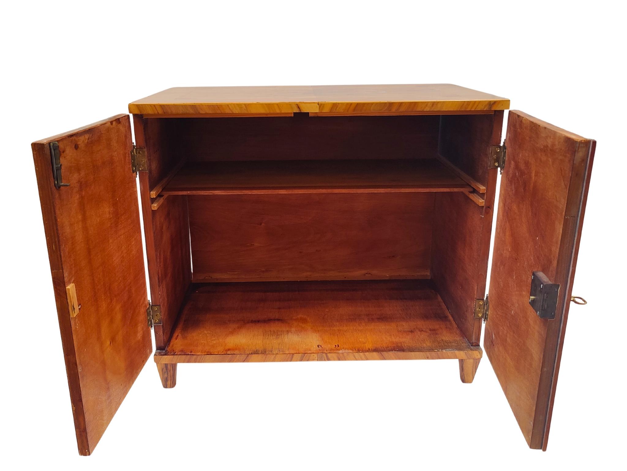 Kleiner Halbschrank aus Nussbaum im Biedermeier-Stil, um 1920 im Zustand „Gut“ im Angebot in Darmstadt, DE
