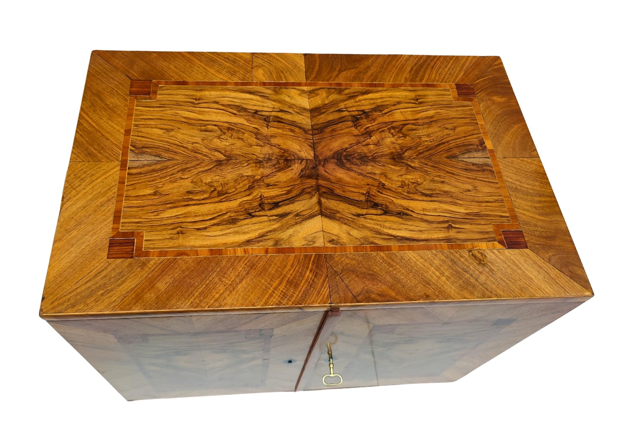 Kleiner Halbschrank aus Nussbaum im Biedermeier-Stil, um 1920 (19. Jahrhundert) im Angebot