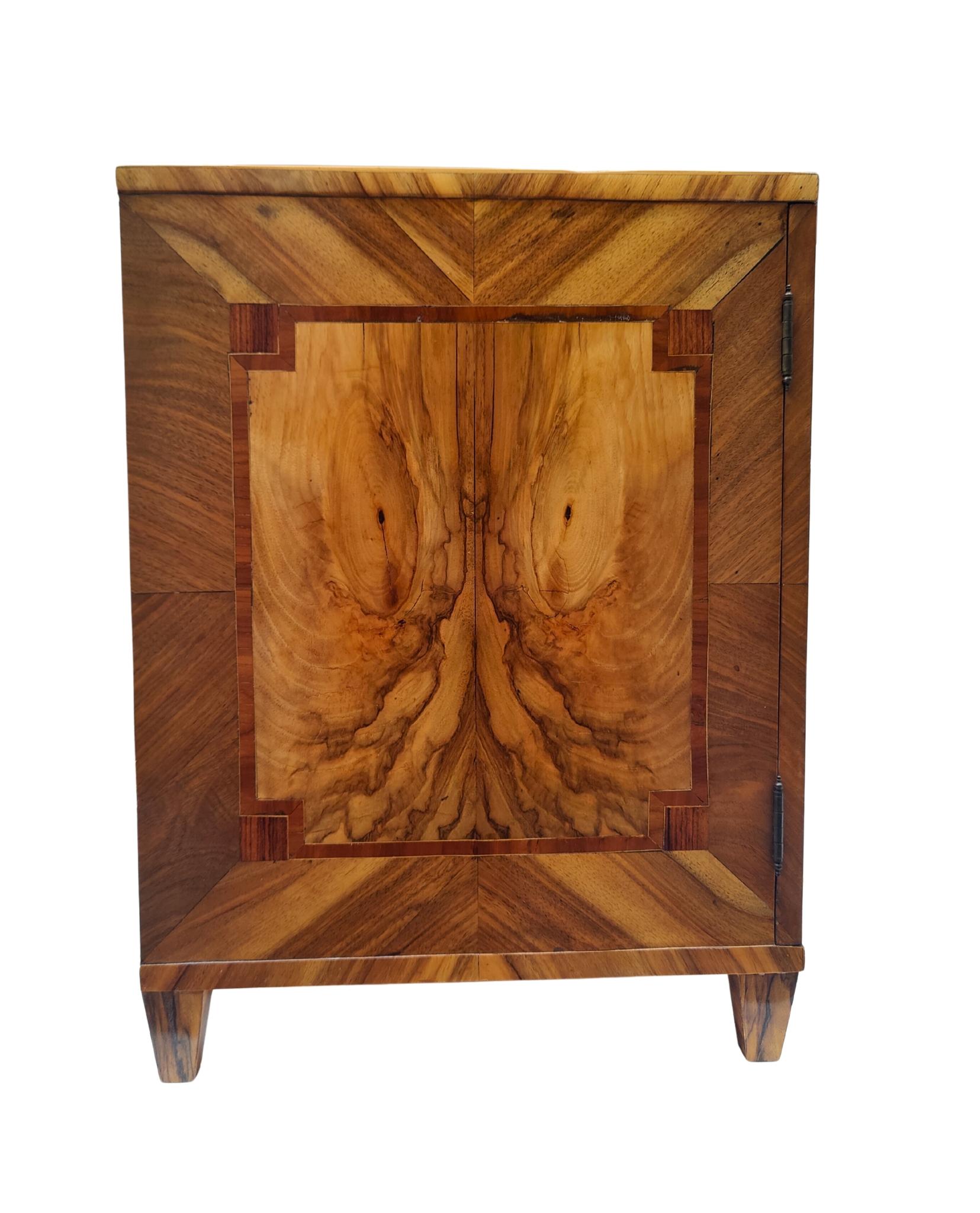 Kleiner Halbschrank aus Nussbaum im Biedermeier-Stil, um 1920 im Angebot 1