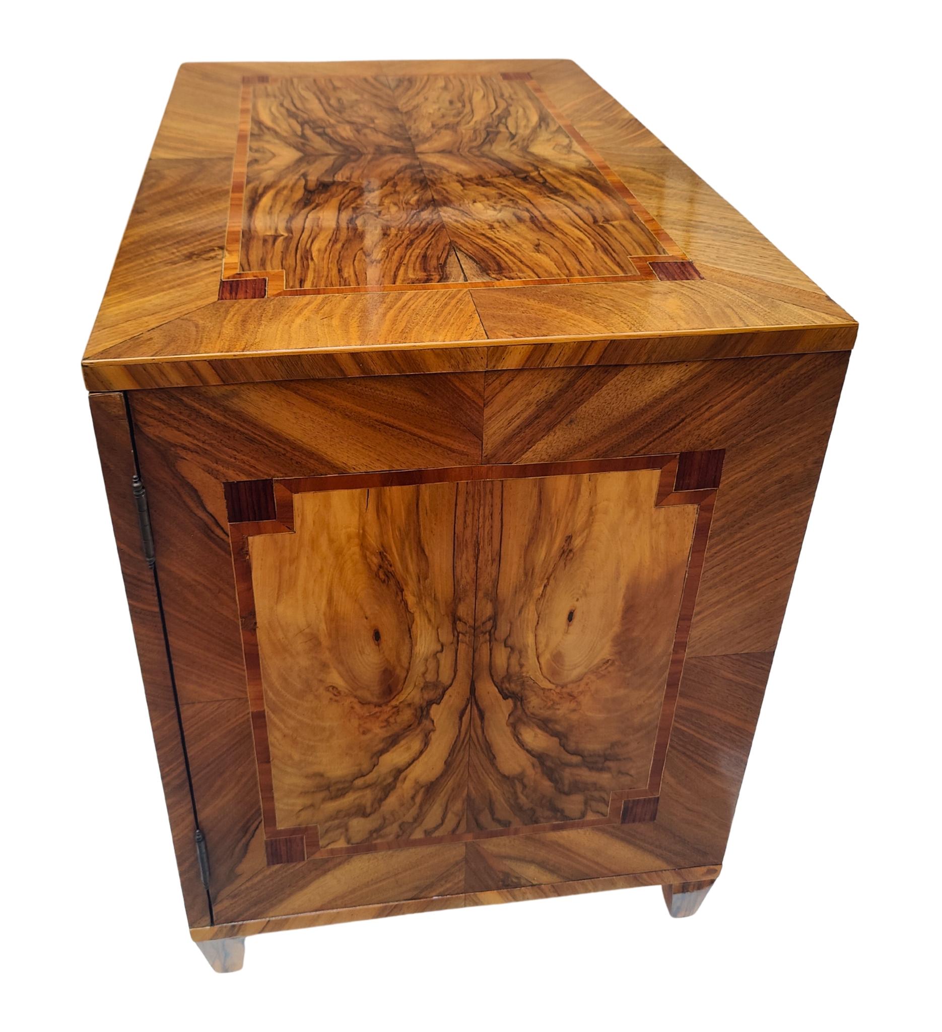 Kleiner Halbschrank aus Nussbaum im Biedermeier-Stil, um 1920 im Angebot 2