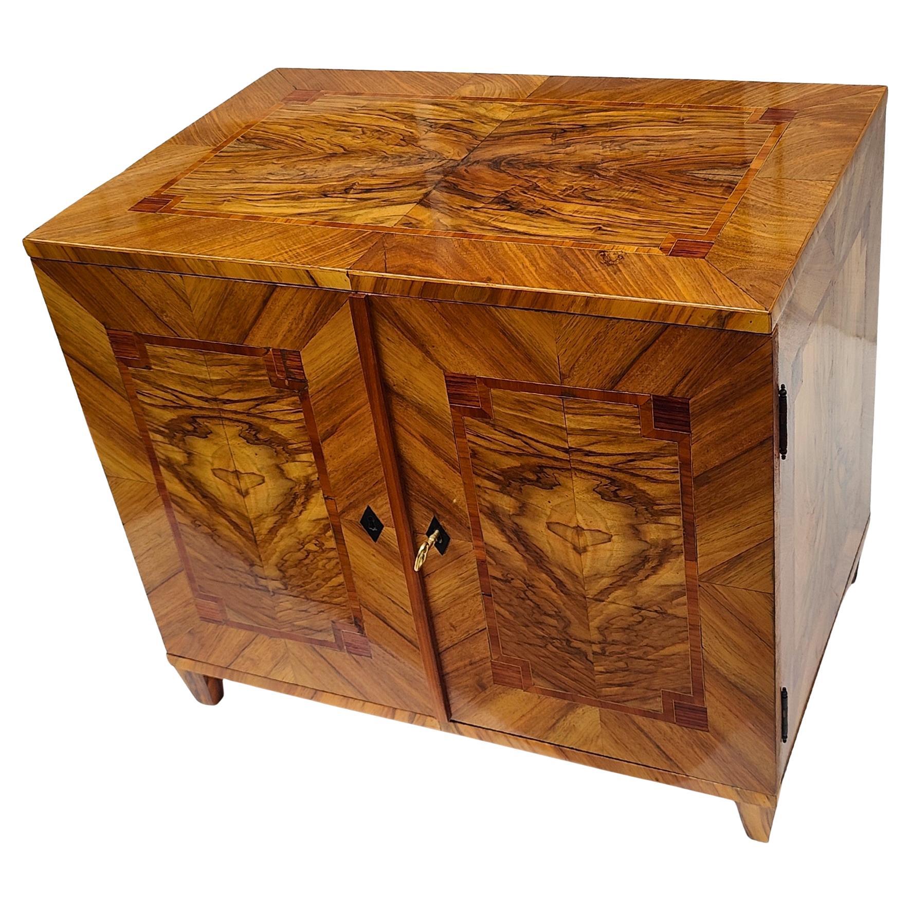 Kleiner Halbschrank aus Nussbaum im Biedermeier-Stil, um 1920