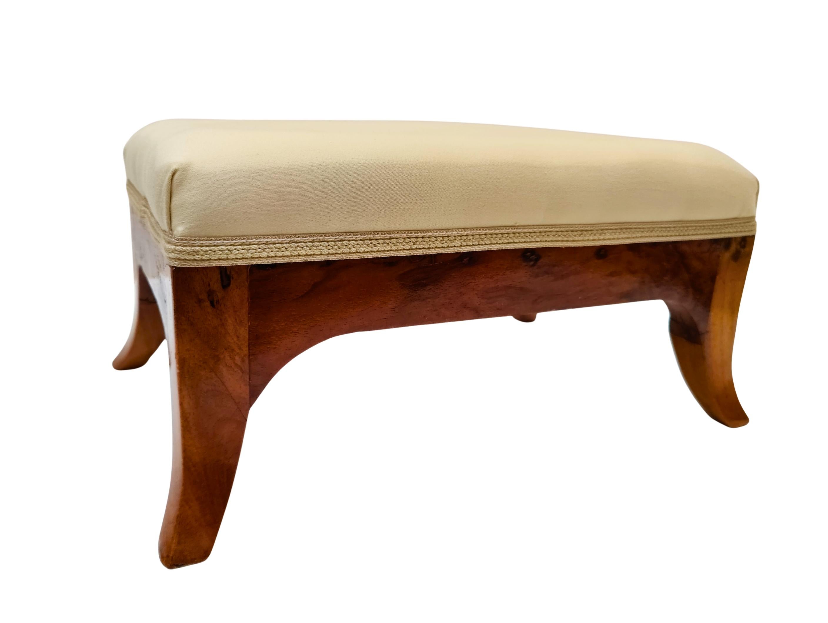 Pequeño Reposapiés Biedermeier de Nogal, Sur de Alemania circa 1825, Recién Tapizado Alemán en venta