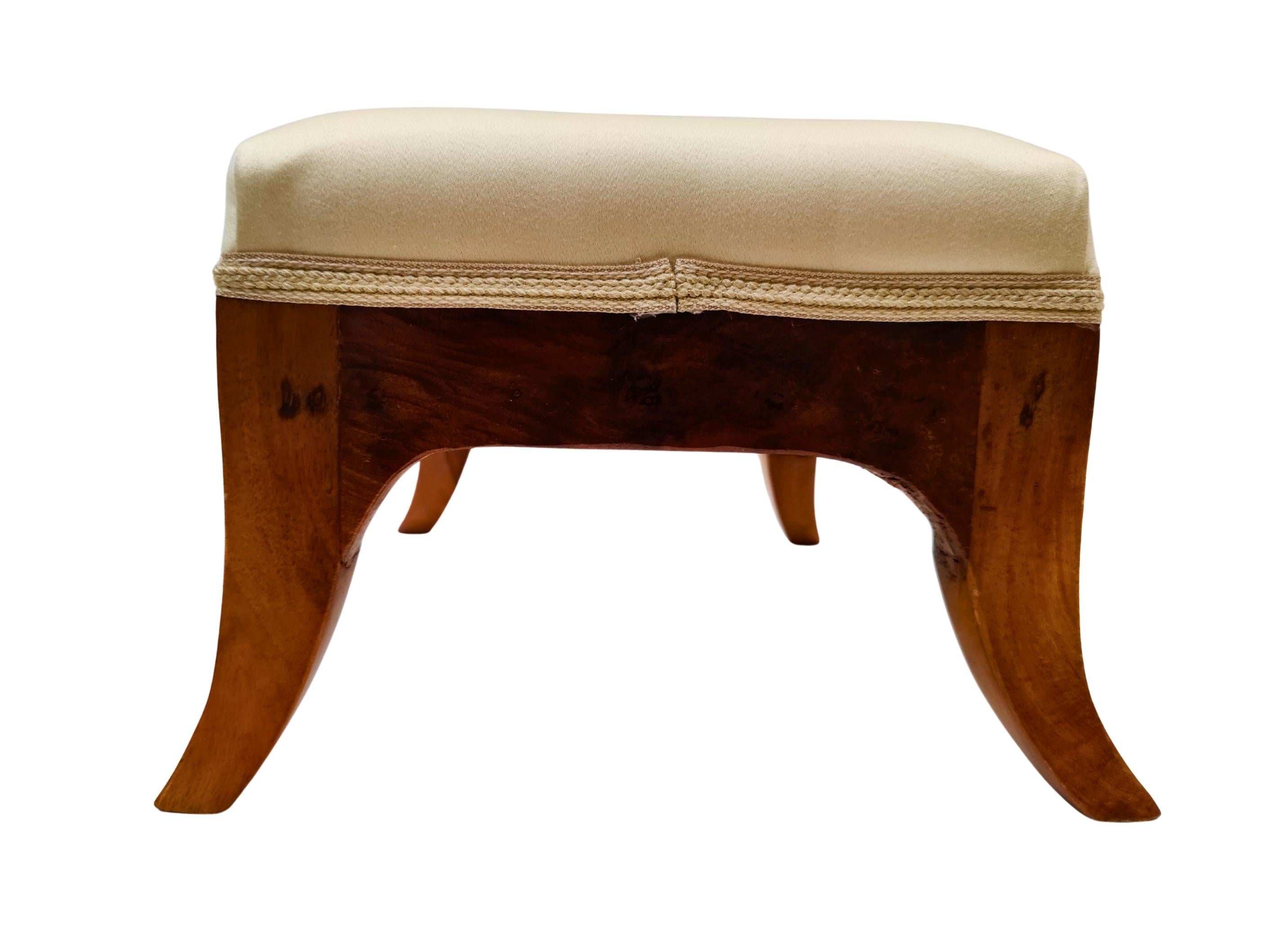 Pequeño Reposapiés Biedermeier de Nogal, Sur de Alemania circa 1825, Recién Tapizado Pulido en venta