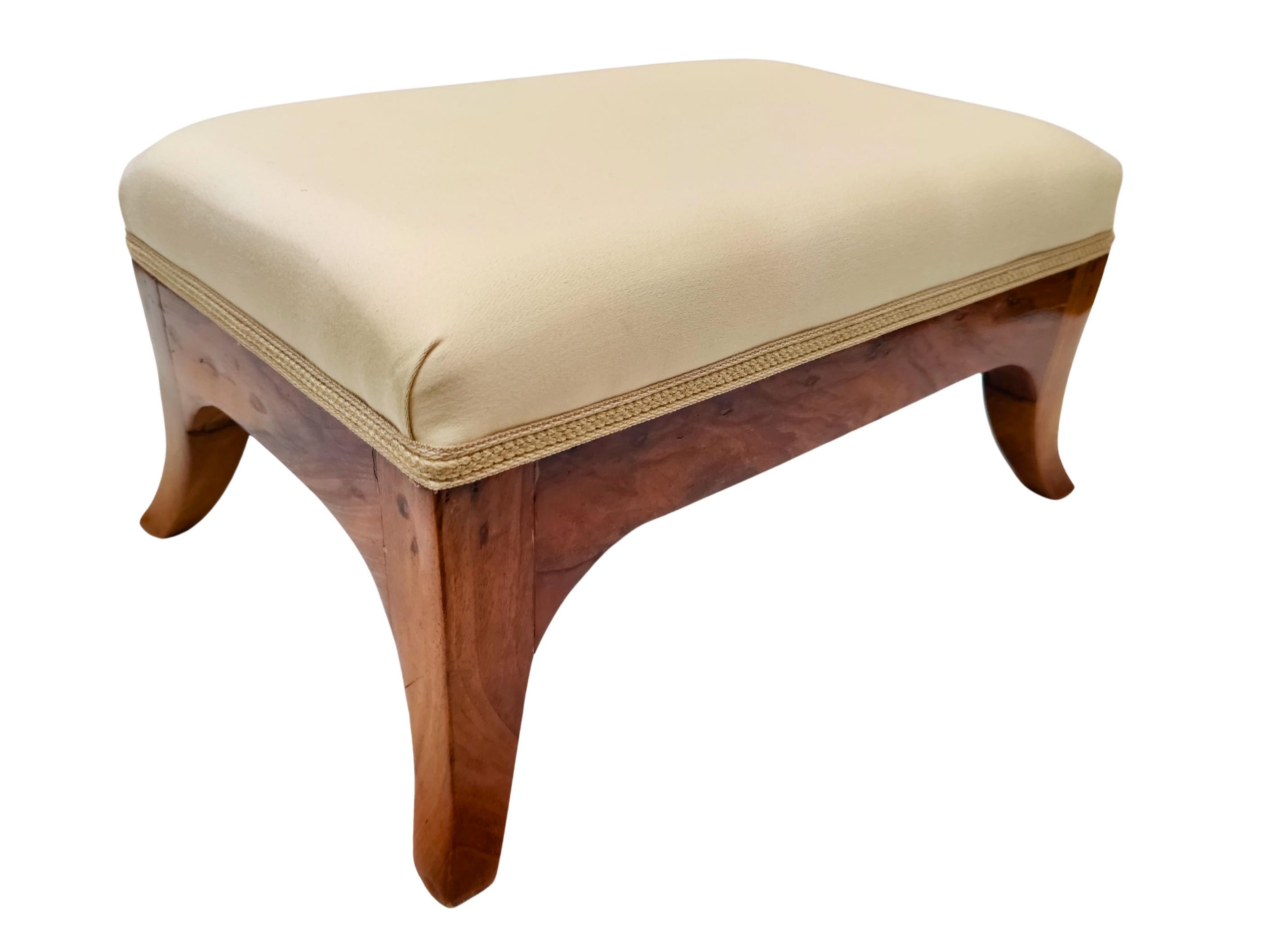 Pequeño Reposapiés Biedermeier de Nogal, Sur de Alemania circa 1825, Recién Tapizado en Bueno estado para la venta en Darmstadt, DE