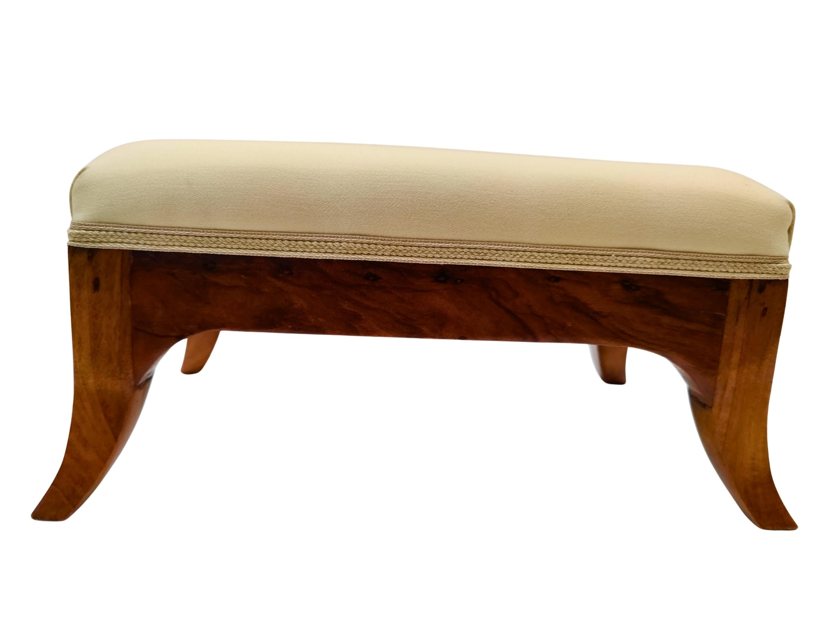 Pequeño Reposapiés Biedermeier de Nogal, Sur de Alemania circa 1825, Recién Tapizado siglo XIX en venta