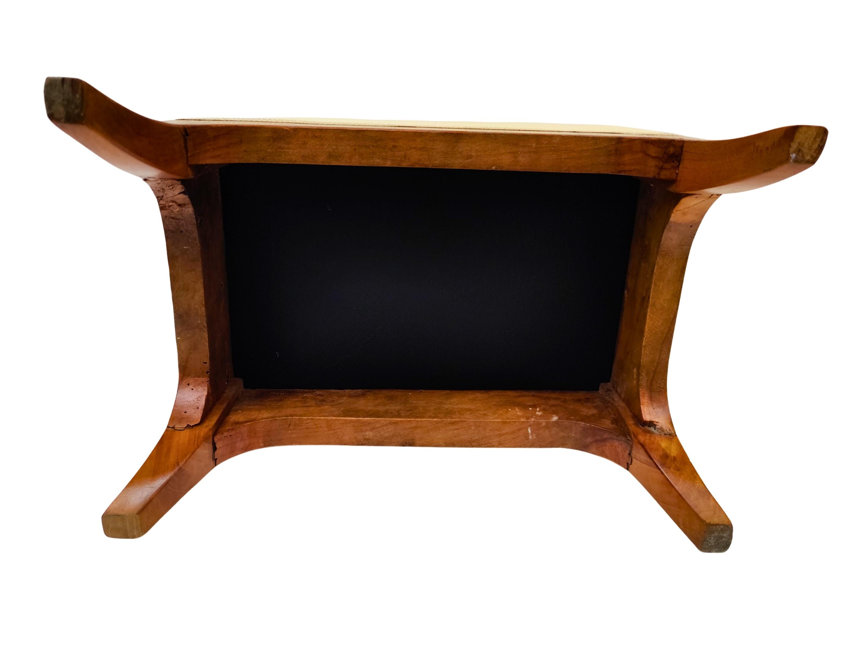 Pequeño Reposapiés Biedermeier de Nogal, Sur de Alemania circa 1825, Recién Tapizado en venta 2