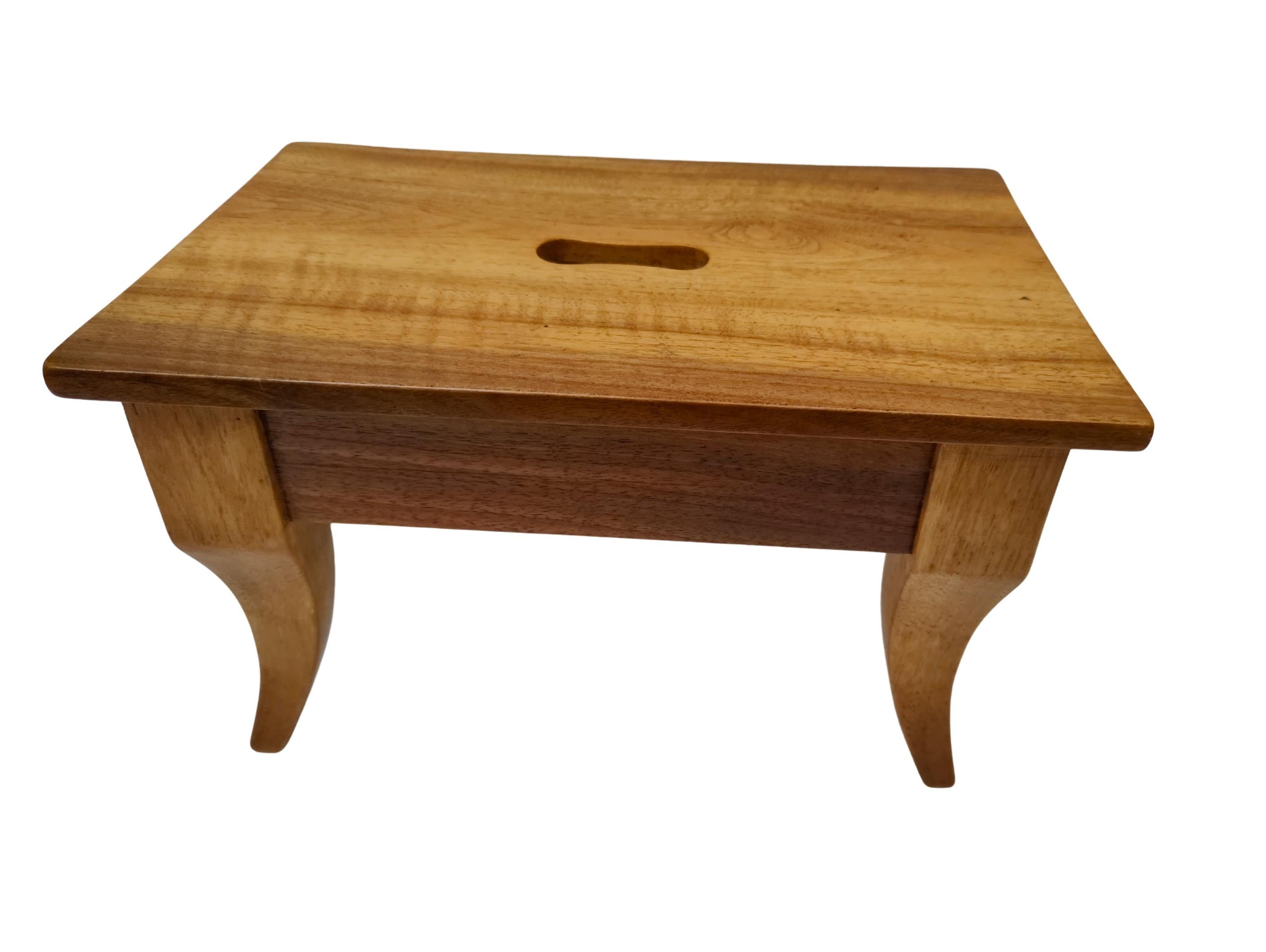 Dieser kleine Biedermeier-Hocker ist ein charmantes Beispiel süddeutscher Handwerkskunst des frühen 19. Jahrhunderts. Das Stück ist vollständig aus massivem Nussbaumholz gefertigt und weist den charakteristischen warmen Farbton und die lebendige