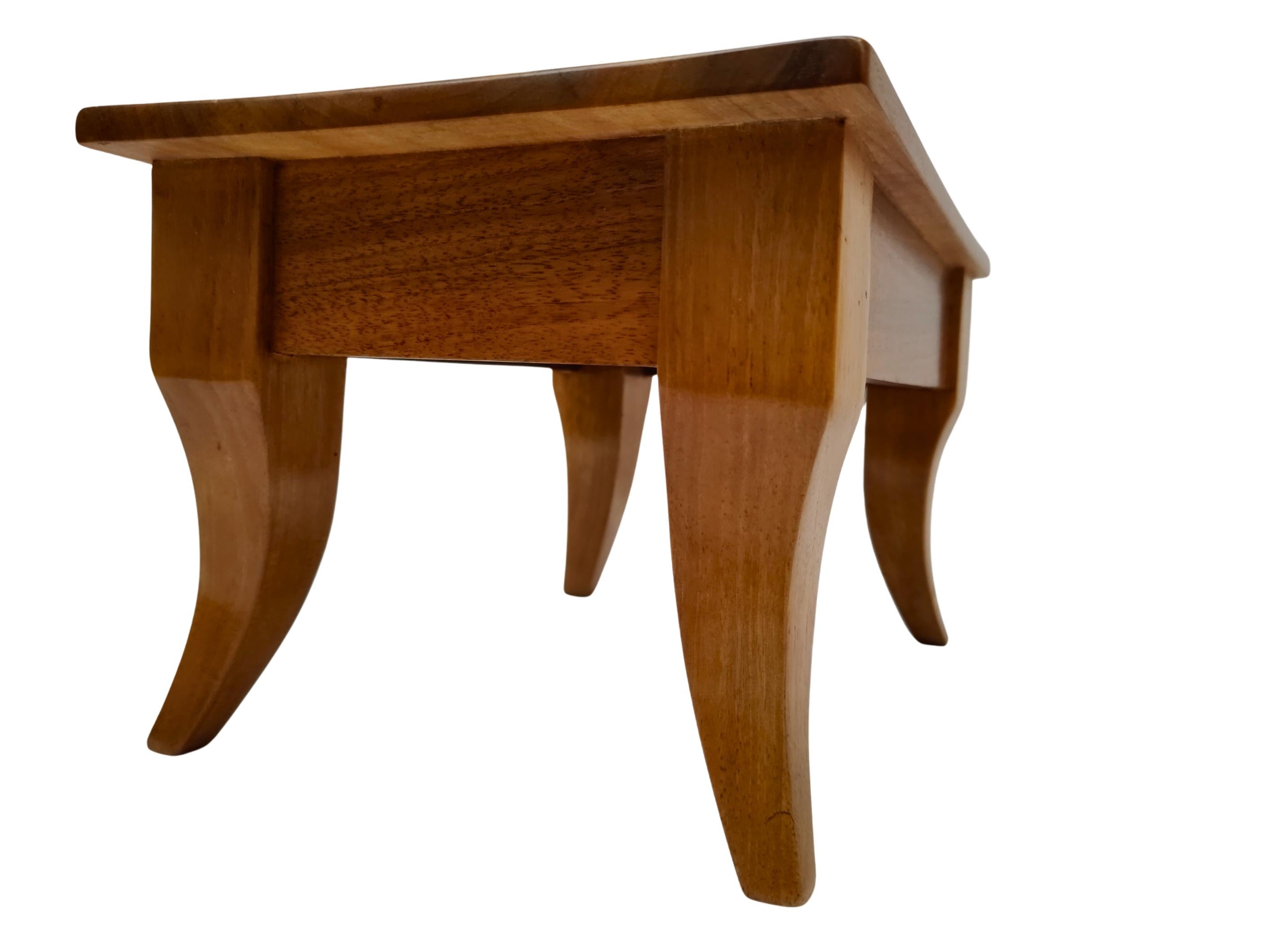 Small Biedermeier Walnut Footstool, South Germany circa 1830, Solid Walnut im Zustand „Gut“ im Angebot in Darmstadt, DE