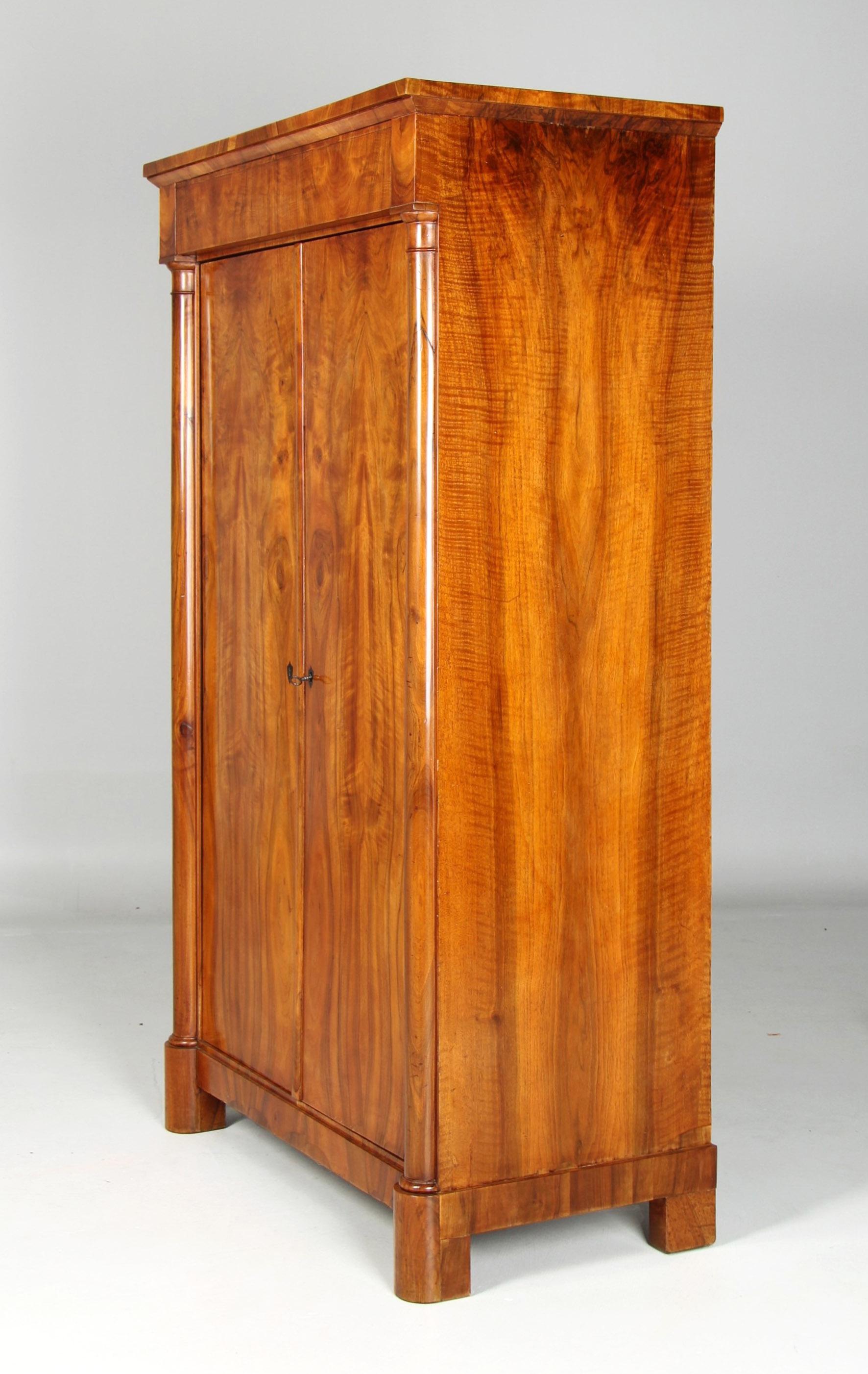 Small Biedermeier Wardrobe, Walnut, Southern Germany, circa 1830 In Good Condition For Sale In Greven, DE