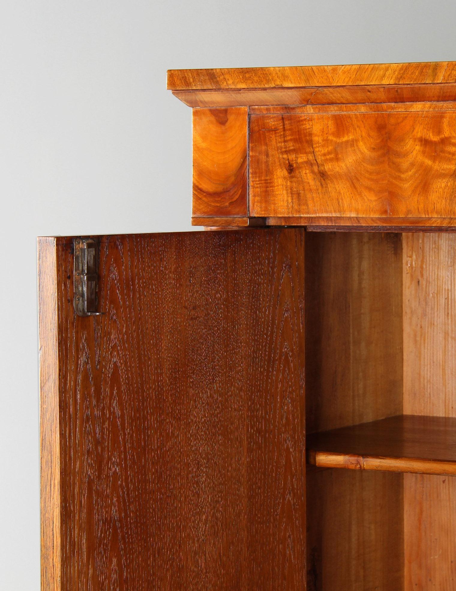 Small Biedermeier Wardrobe, Walnut, Southern Germany, circa 1830 For Sale 3