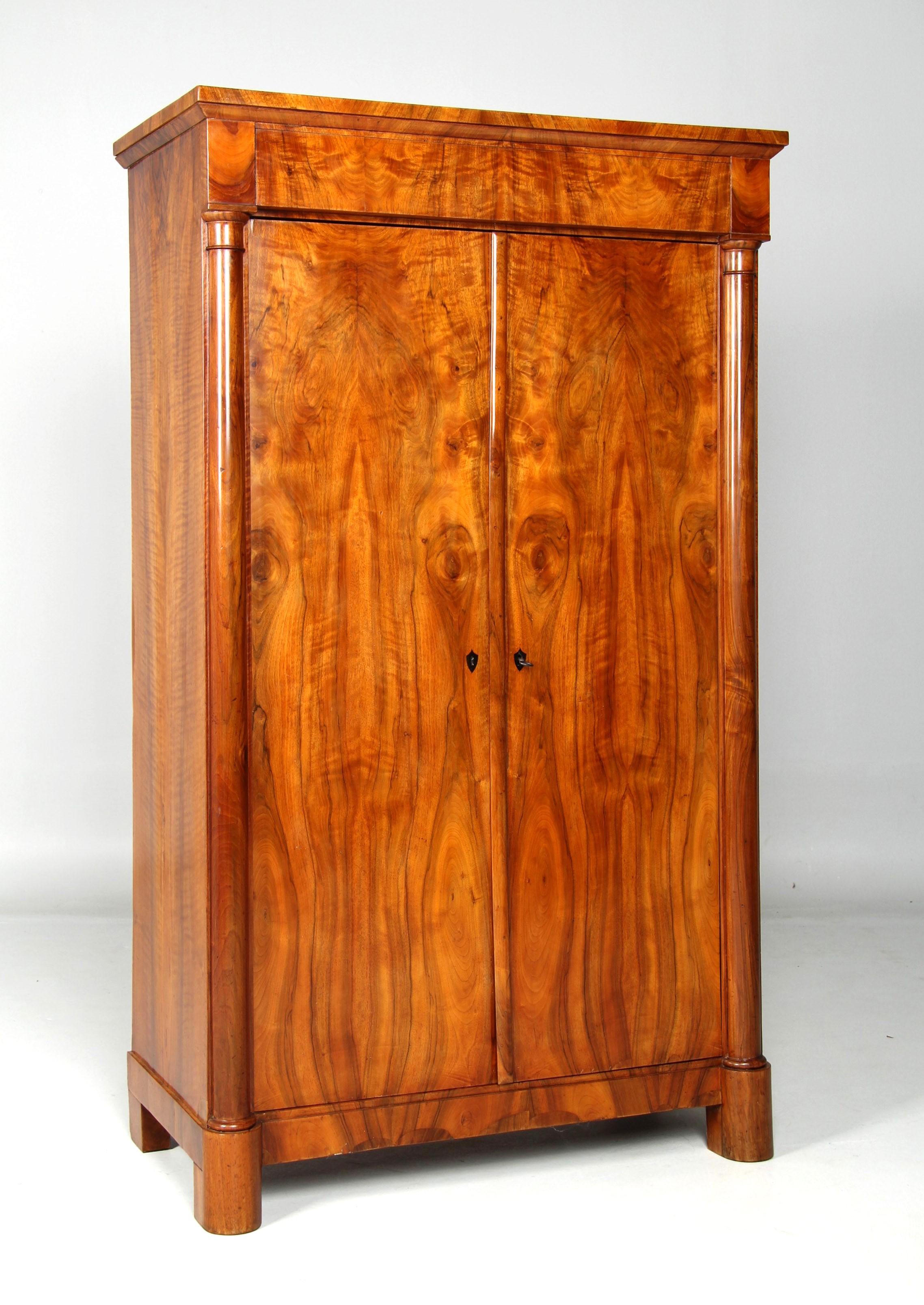 Small Biedermeier Wardrobe, Walnut, Southern Germany, circa 1830 For Sale 5