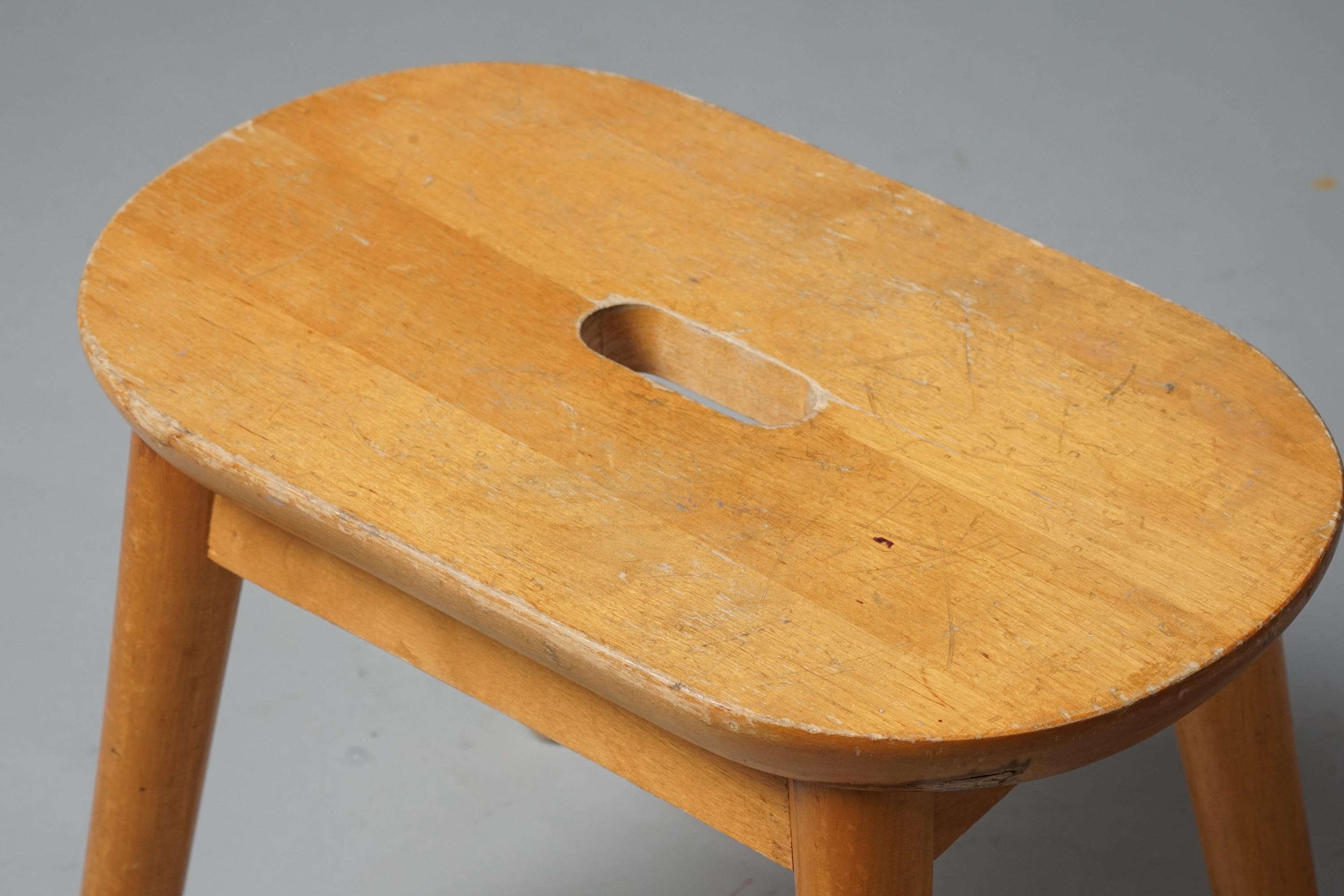 Pequeños taburetes de abedul en total 5 piezas, fabricados en Finlandia, años 50. Buen estado vintage, pátina y pequeños desgastes propios de la edad y el uso. 