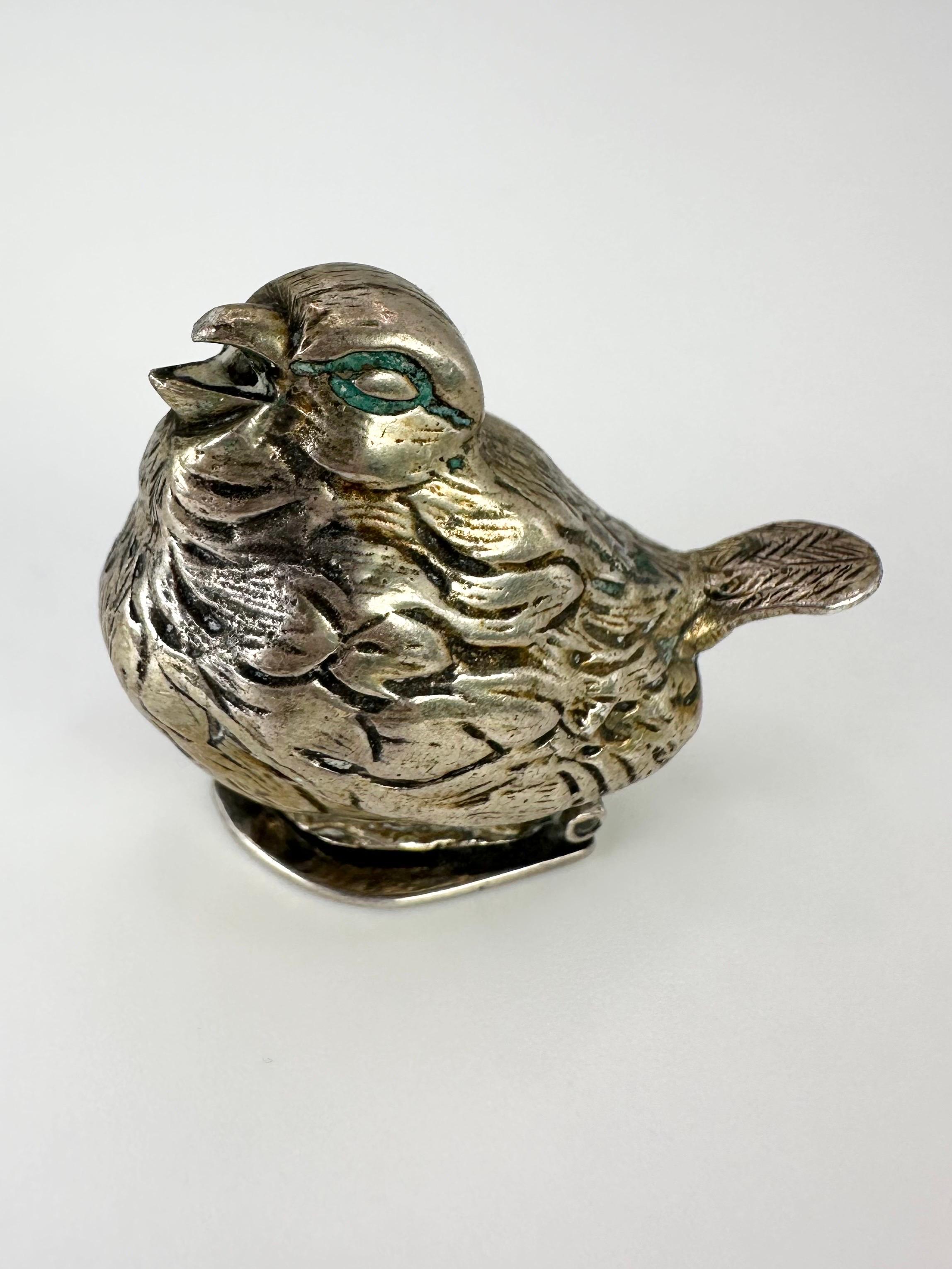 Petite salière pour oiseaux ou peut être une poivrière, fabriquée à partir de différents métaux : cuivre, alliages et argent. Très belle pièce ! Beaucoup de jolis détails semblent avoir été faits à la main, l'année est inconnue !
CE QUE VOUS OBTENEZ