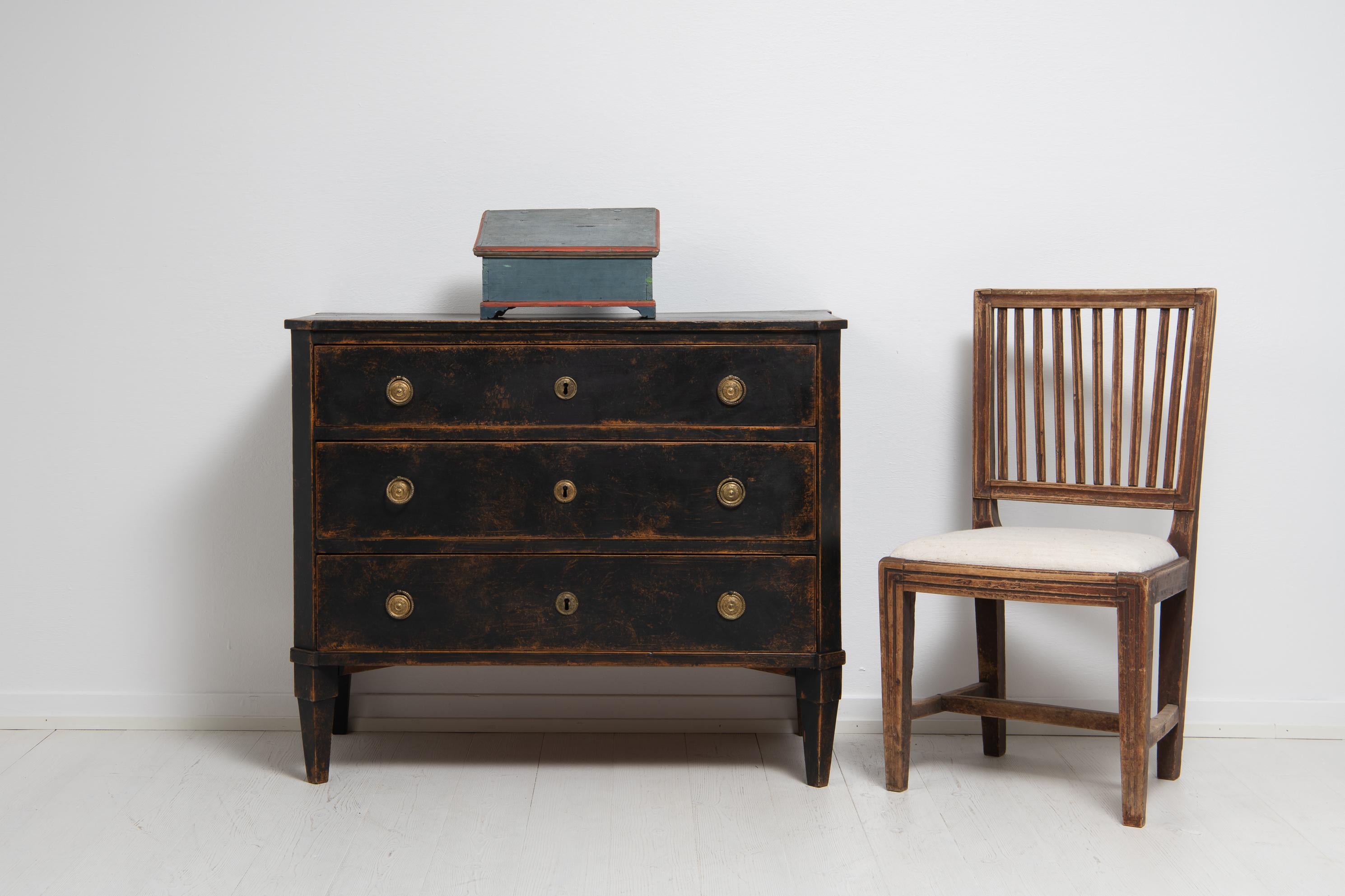 Small Black 18th Century Swedish Gustavian Chest of Drawers In Good Condition In Kramfors, SE