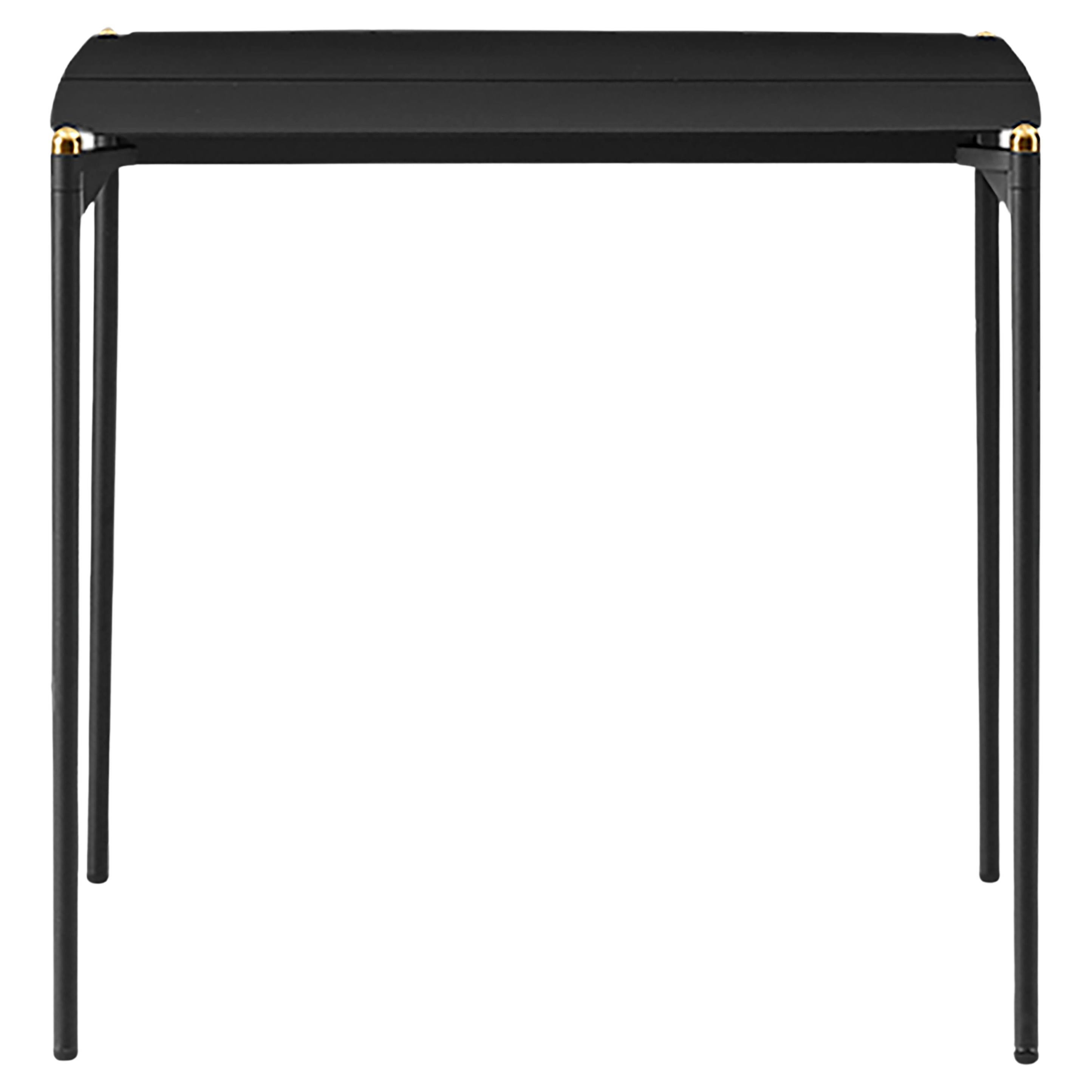 Minimalistischer schwarzer und goldener Tisch