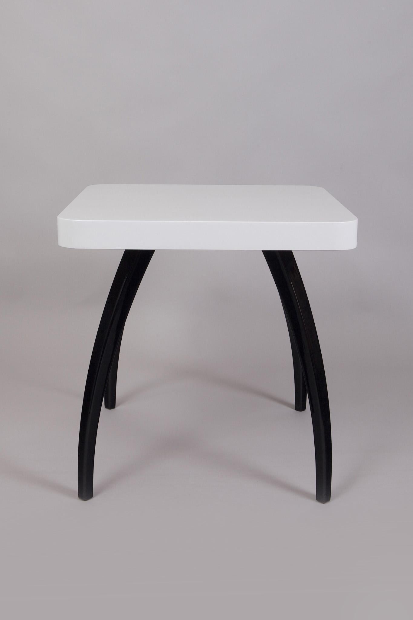 Table Art déco.
Entièrement restauré. 
Surface réalisée par des laques de piano à la brillance élevée.