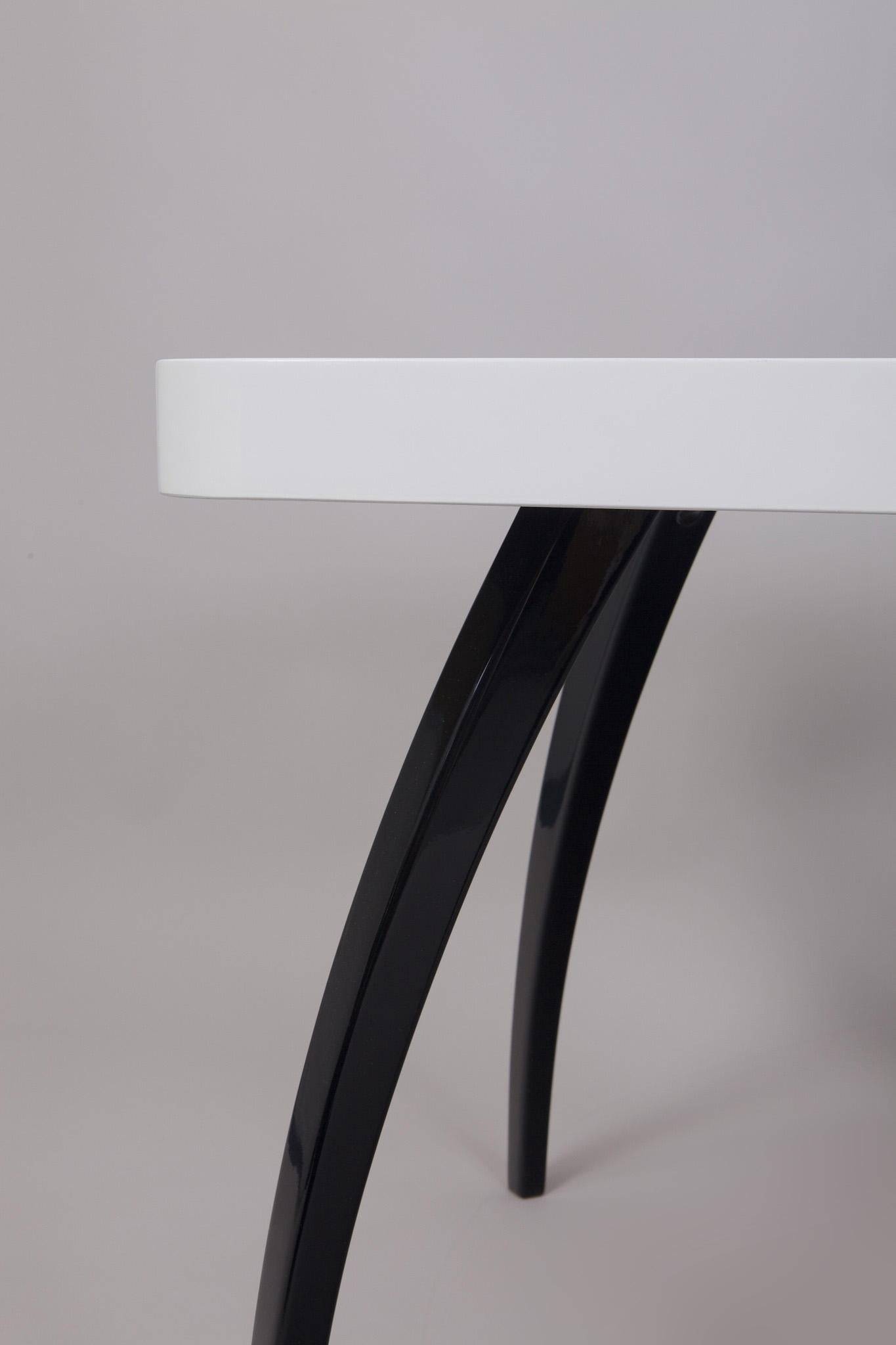 Tchèque Petite table noire et blanche, conçue par Jindrich Halabala, République tchèque, années 1940 en vente