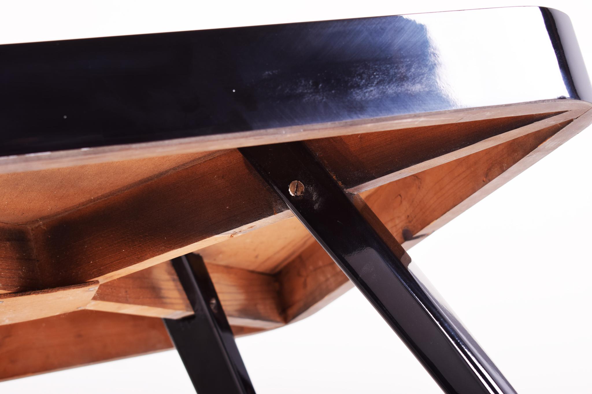 Milieu du XXe siècle Petite table Art Déco noire fabriquée en Tchèque par UP Zvody, conçue par Halabala en vente