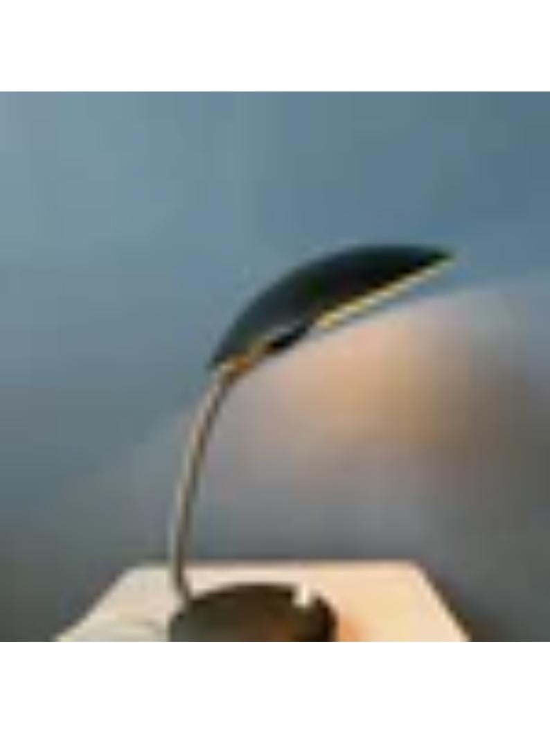 Petite lampe de table noire de style Bauhaus. La lampe est dotée d'un abat-jour en métal et d'un socle en pierre. Le store peut être tourné dans toutes les directions. Les lampes sont munies d'un interrupteur à la base. Il nécessite une ampoule