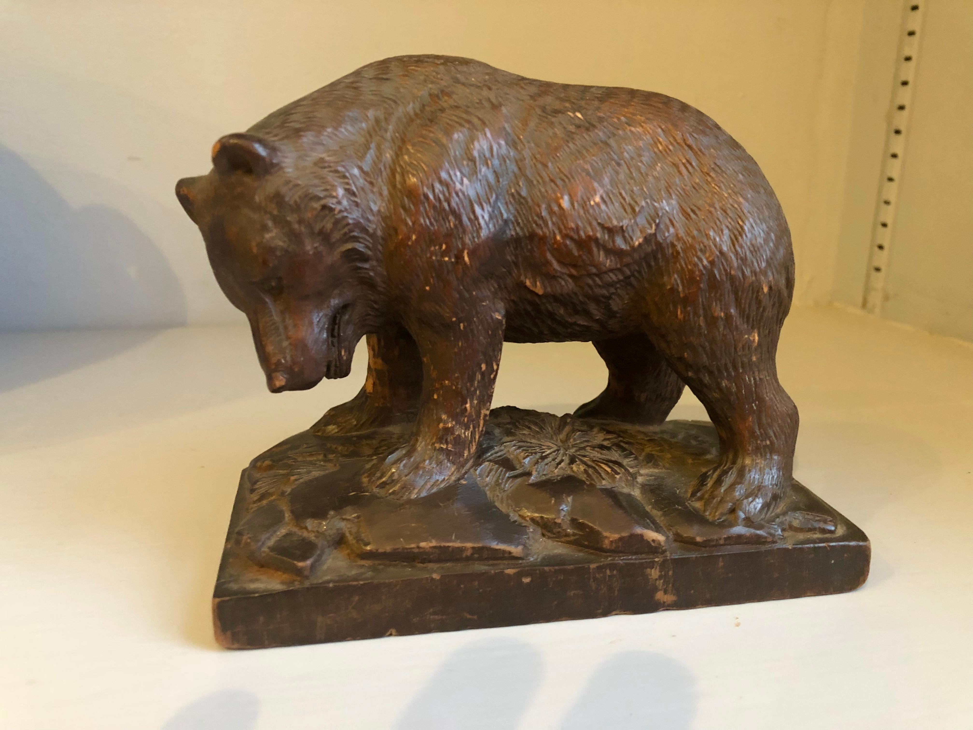 Kleine antike Holzschnitzerei eines Bären auf allen Vieren, Schwarzwaldregion, schön modelliert, um 1870.