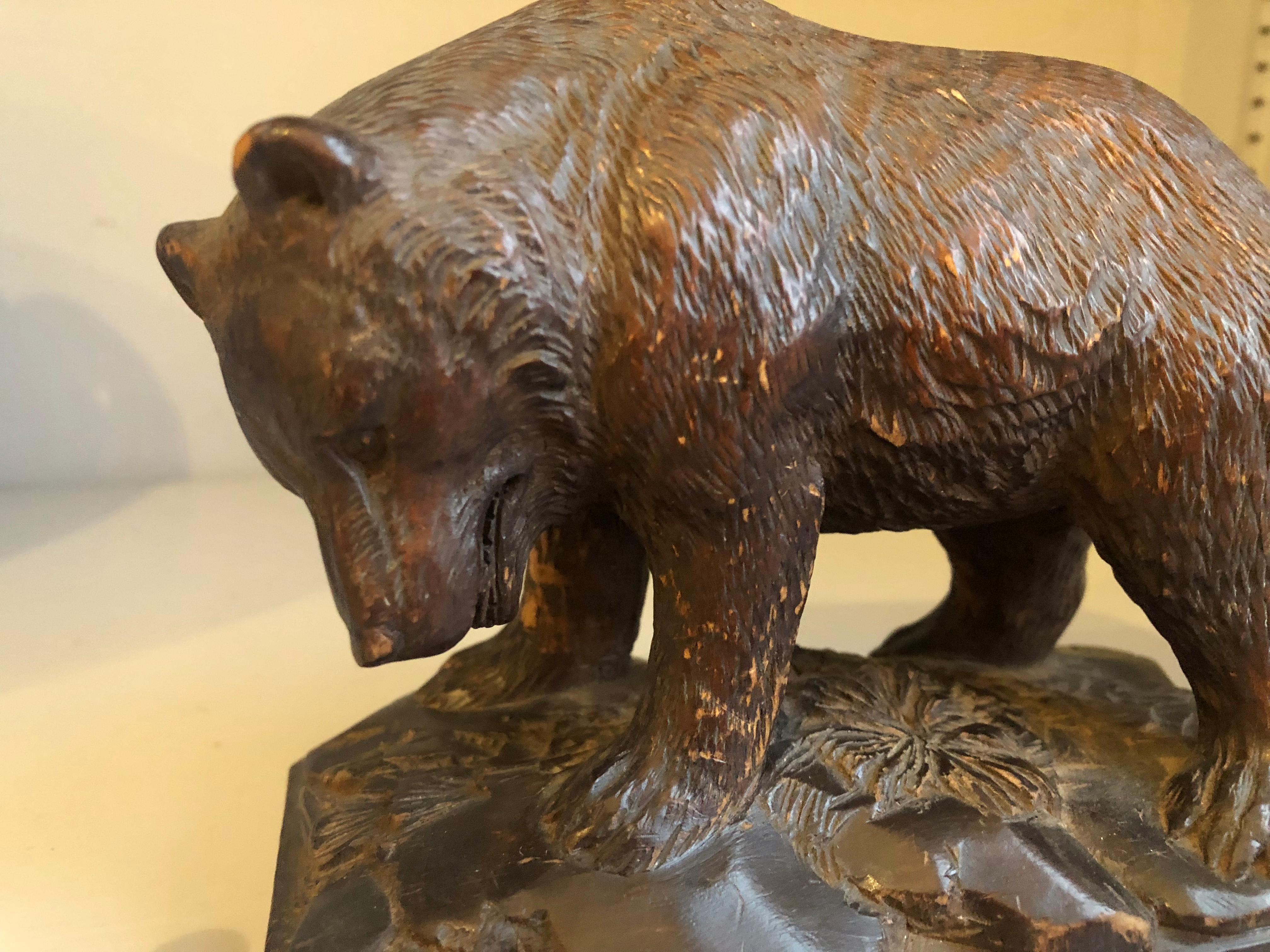 Forêt-Noire Petite sculpture d'un ours en Forrest noir:: 19ème siècle en vente