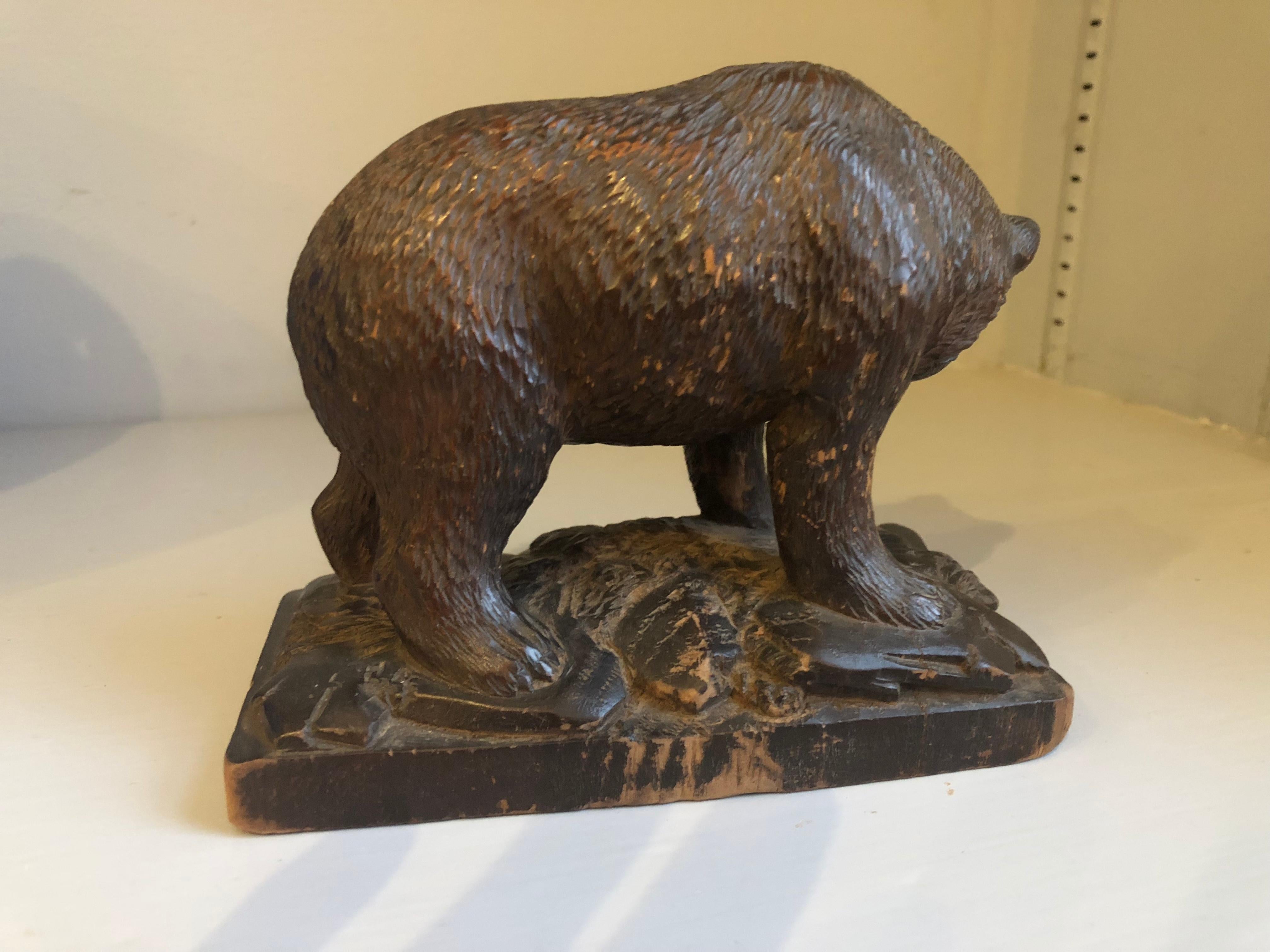 Kleine Schwarzwaldschnitzerei eines Bären:: 19. Jahrhundert (Walnuss) im Angebot