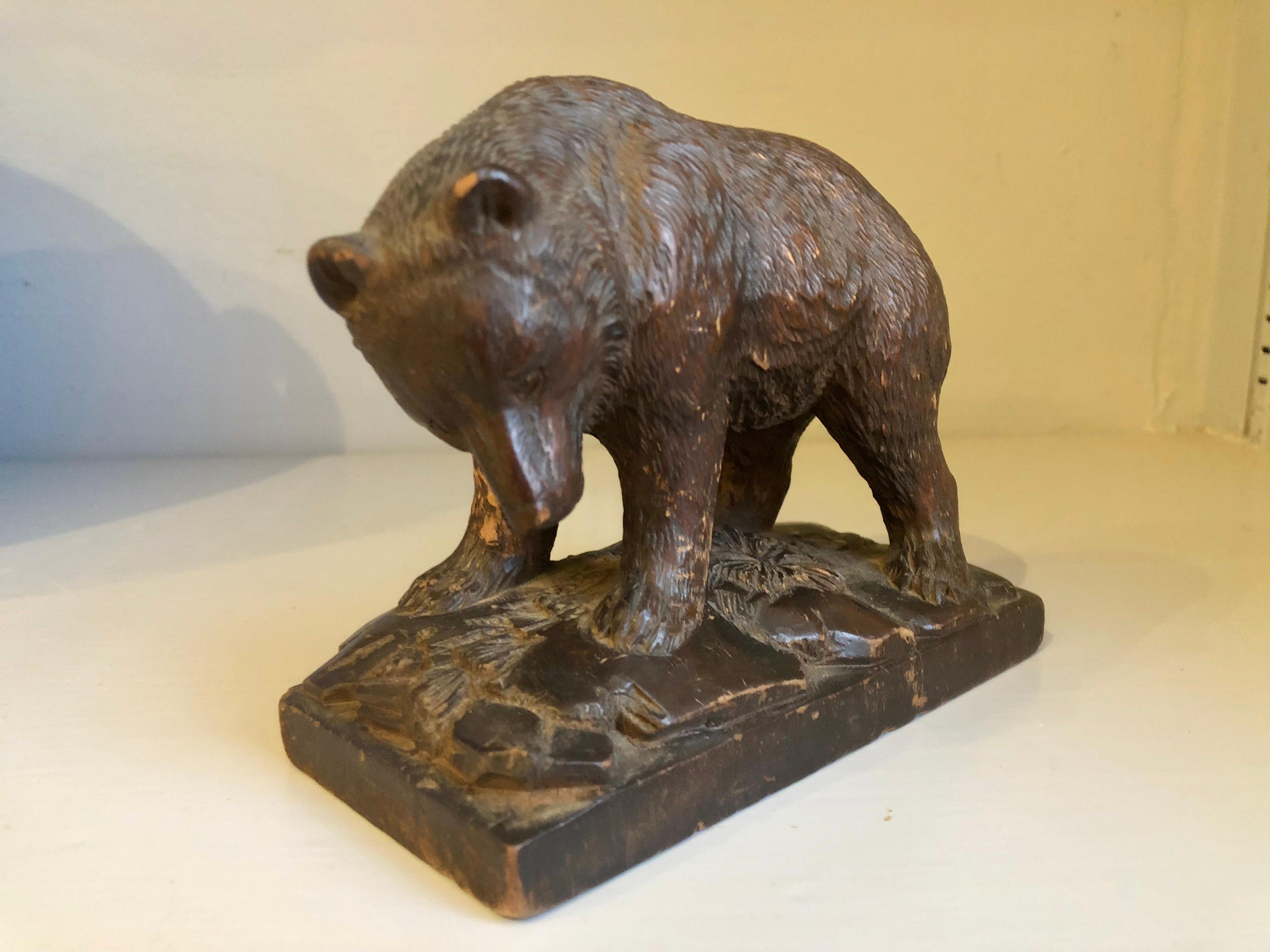 Kleine Schwarzwaldschnitzerei eines Bären:: 19. Jahrhundert im Angebot 3