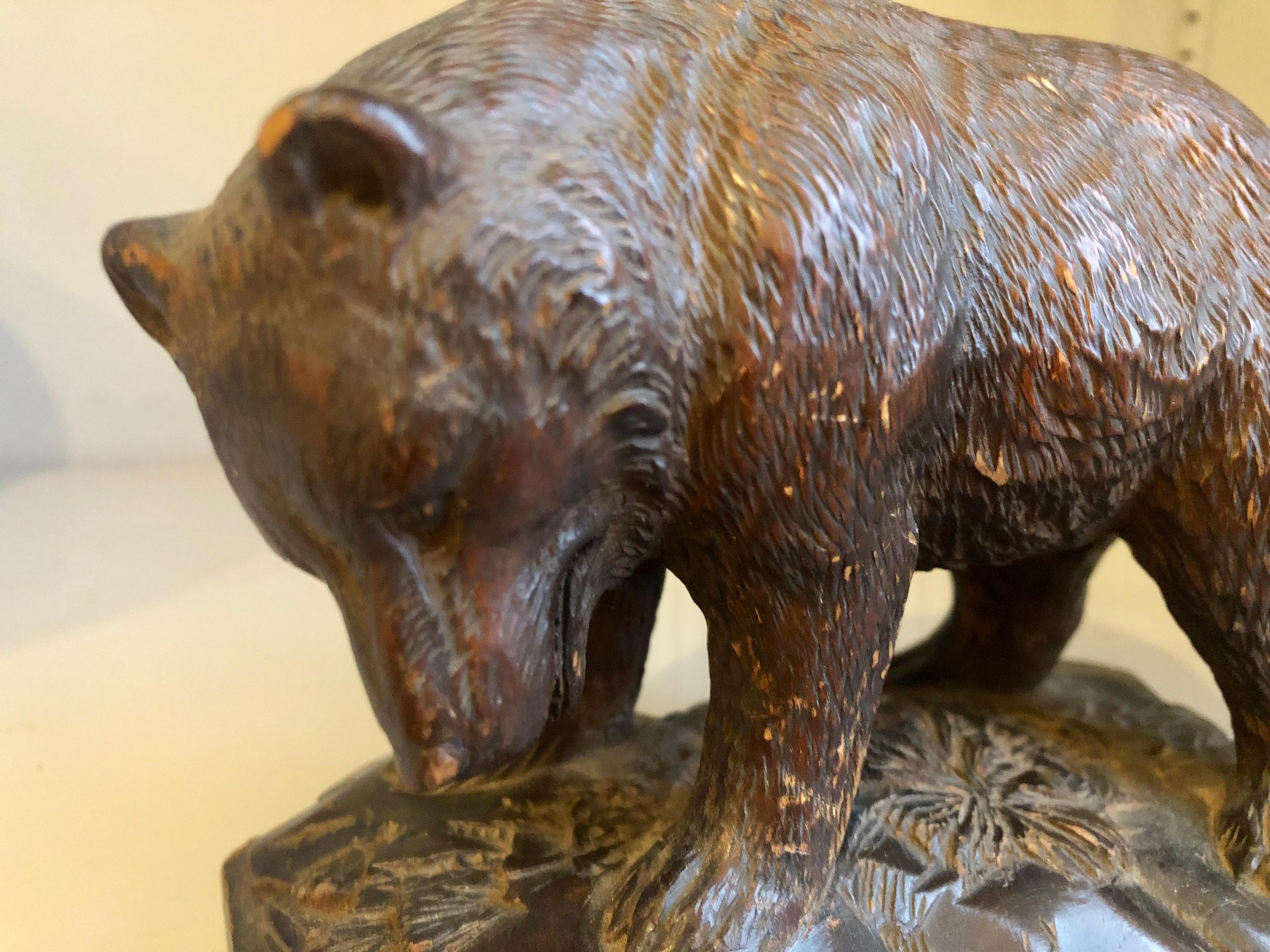 Petite sculpture d'un ours en Forrest noir:: 19ème siècle en vente 2