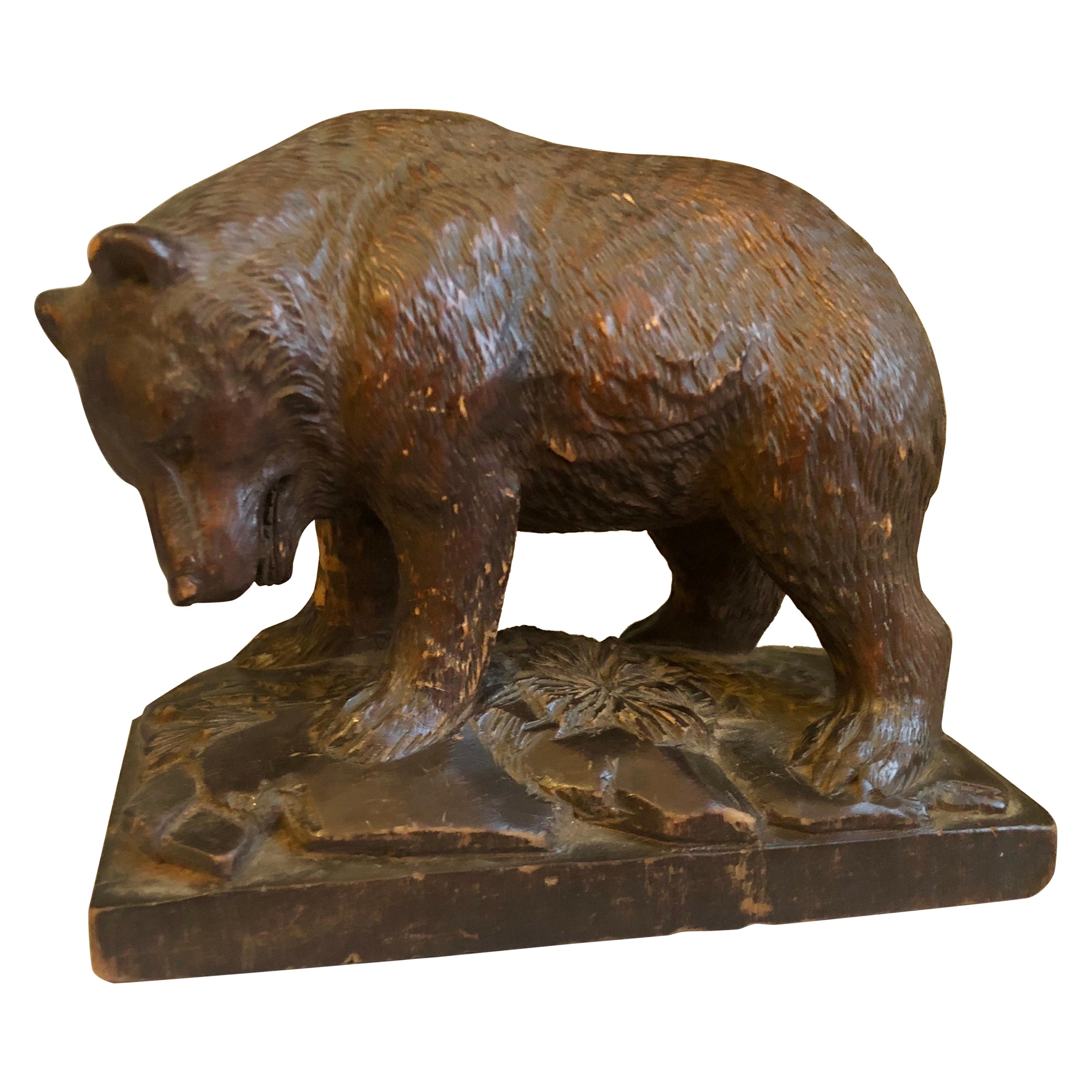 Petite sculpture d'un ours en Forrest noir:: 19ème siècle